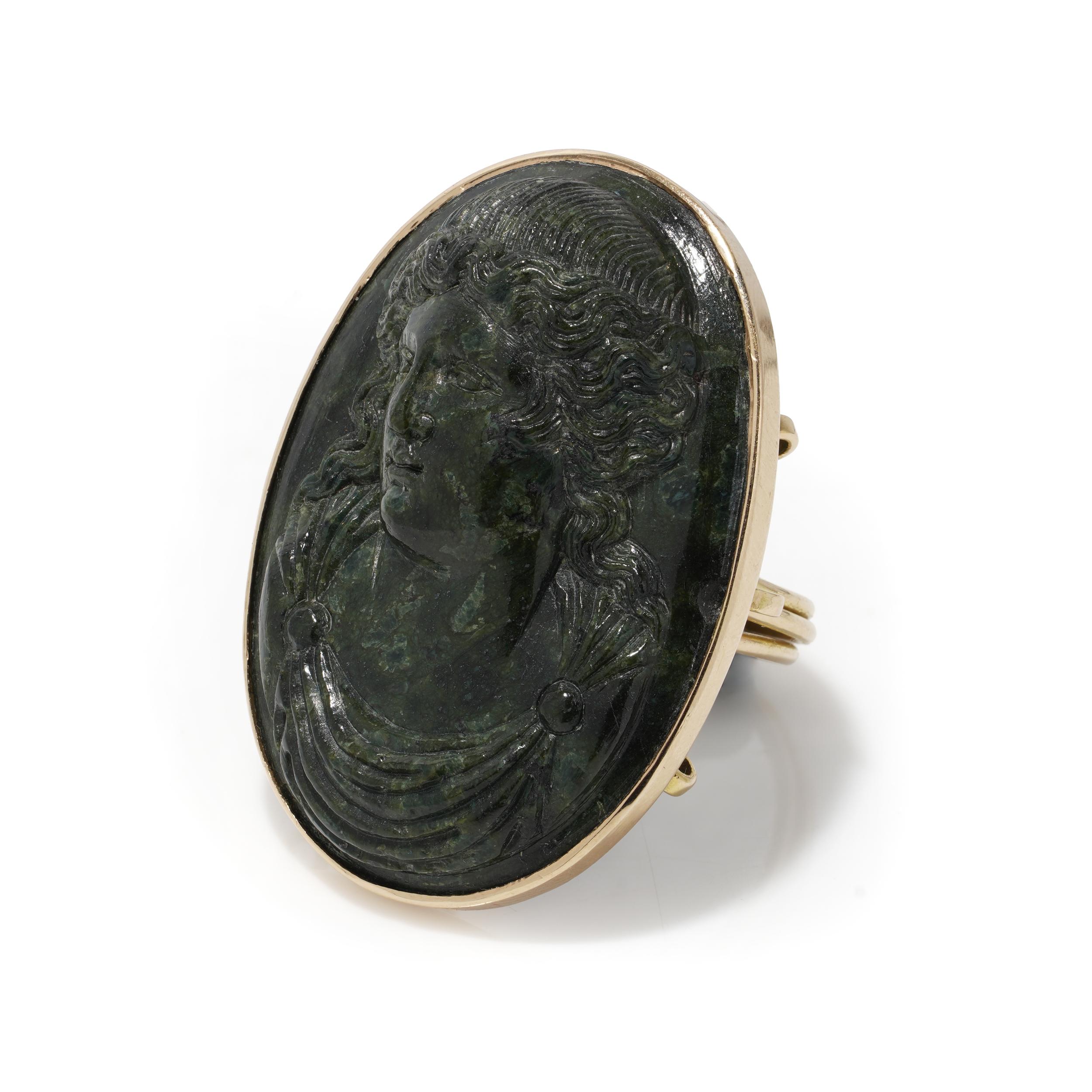 Antique 18K Gold Green Hardstone Alexander The Great Cameo Ring In Good Condition For Sale In Braintree, GB