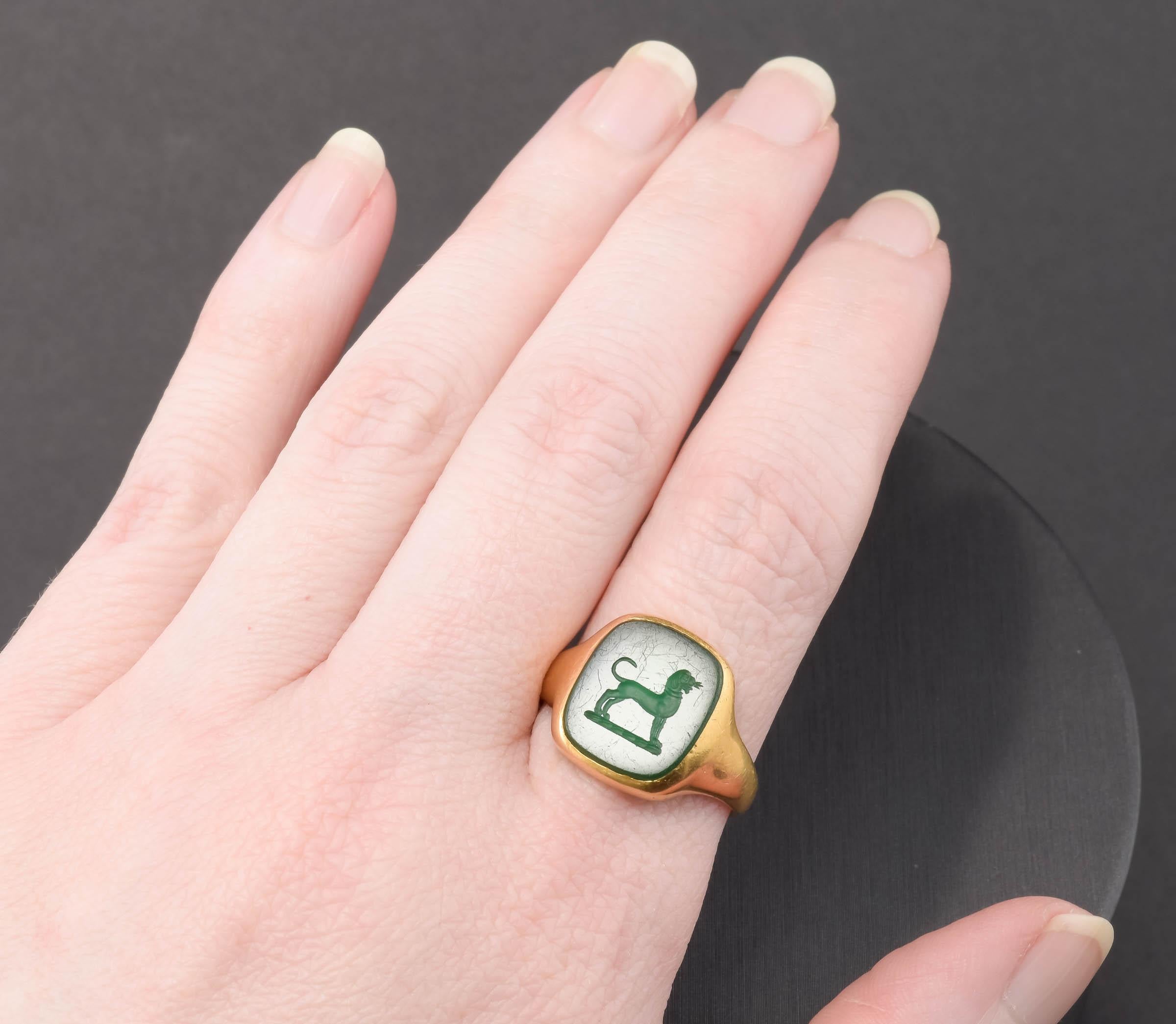 Antique 18K Gold Intaglio Dog Ring in Green Chalcedony In Good Condition In Danvers, MA