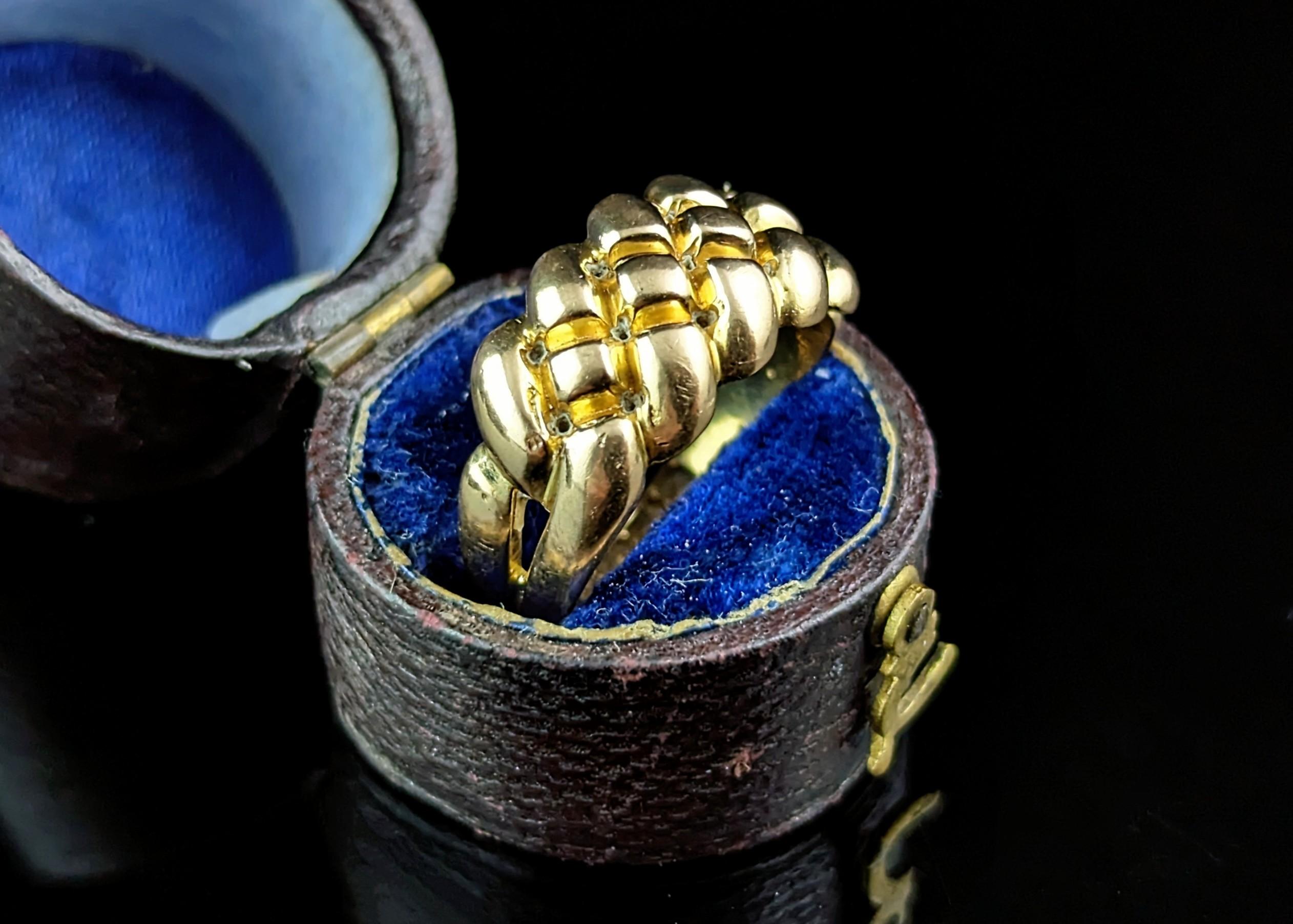 Antique 18k gold keeper ring, Knot ring, Edwardian  For Sale 2