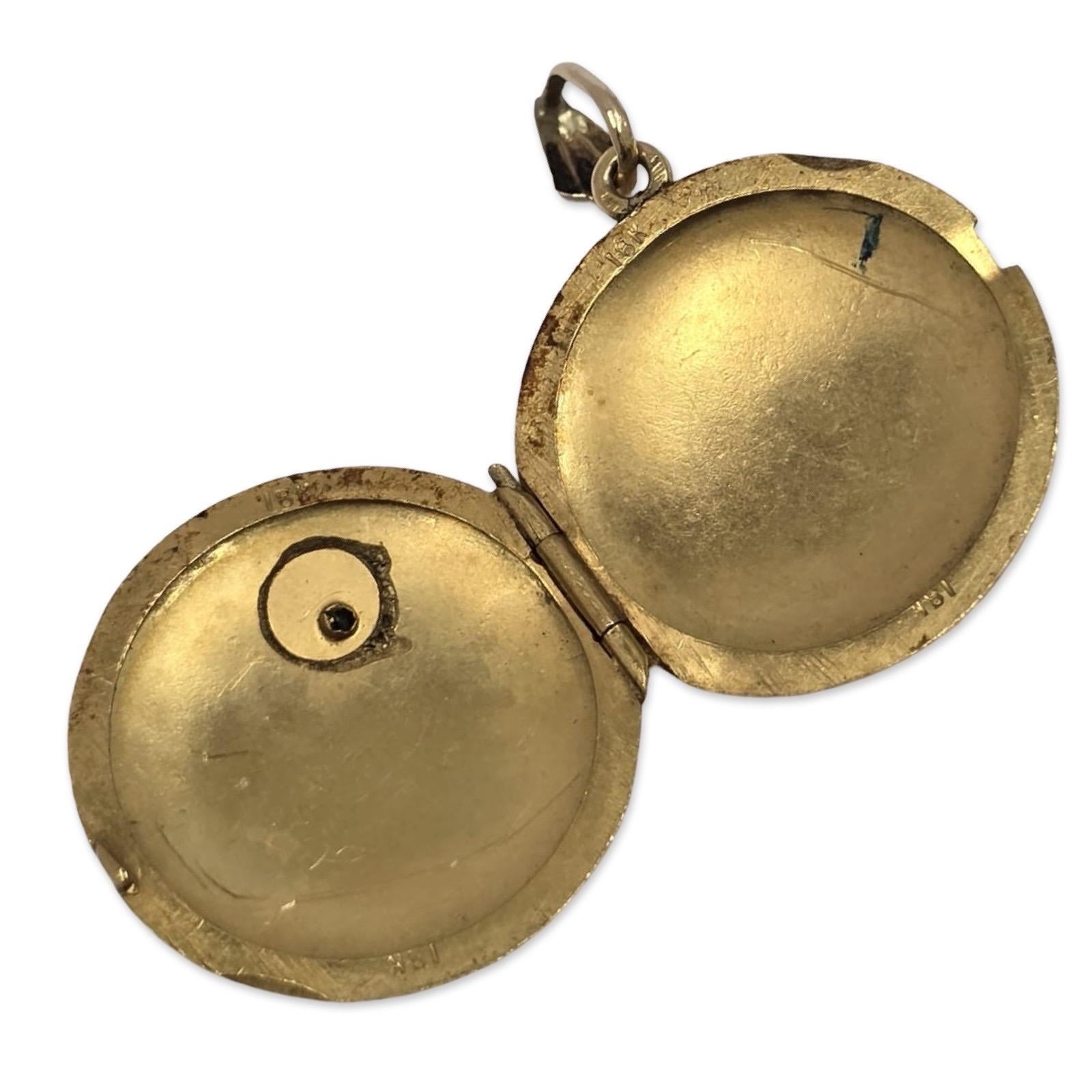 Pendentif médaillon ancien en or 18 carats avec diamant de taille européenne ancienne, gravure florale Pour femmes en vente