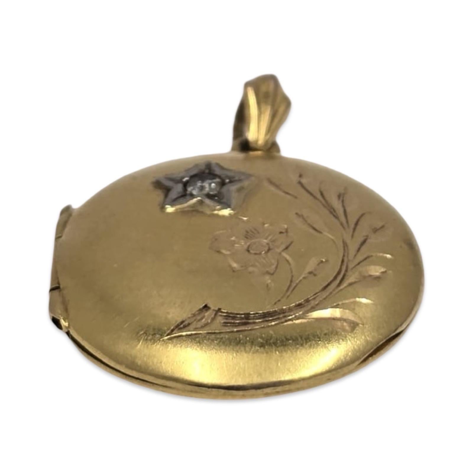 Pendentif médaillon ancien en or 18 carats avec diamant de taille européenne ancienne, gravure florale en vente 2