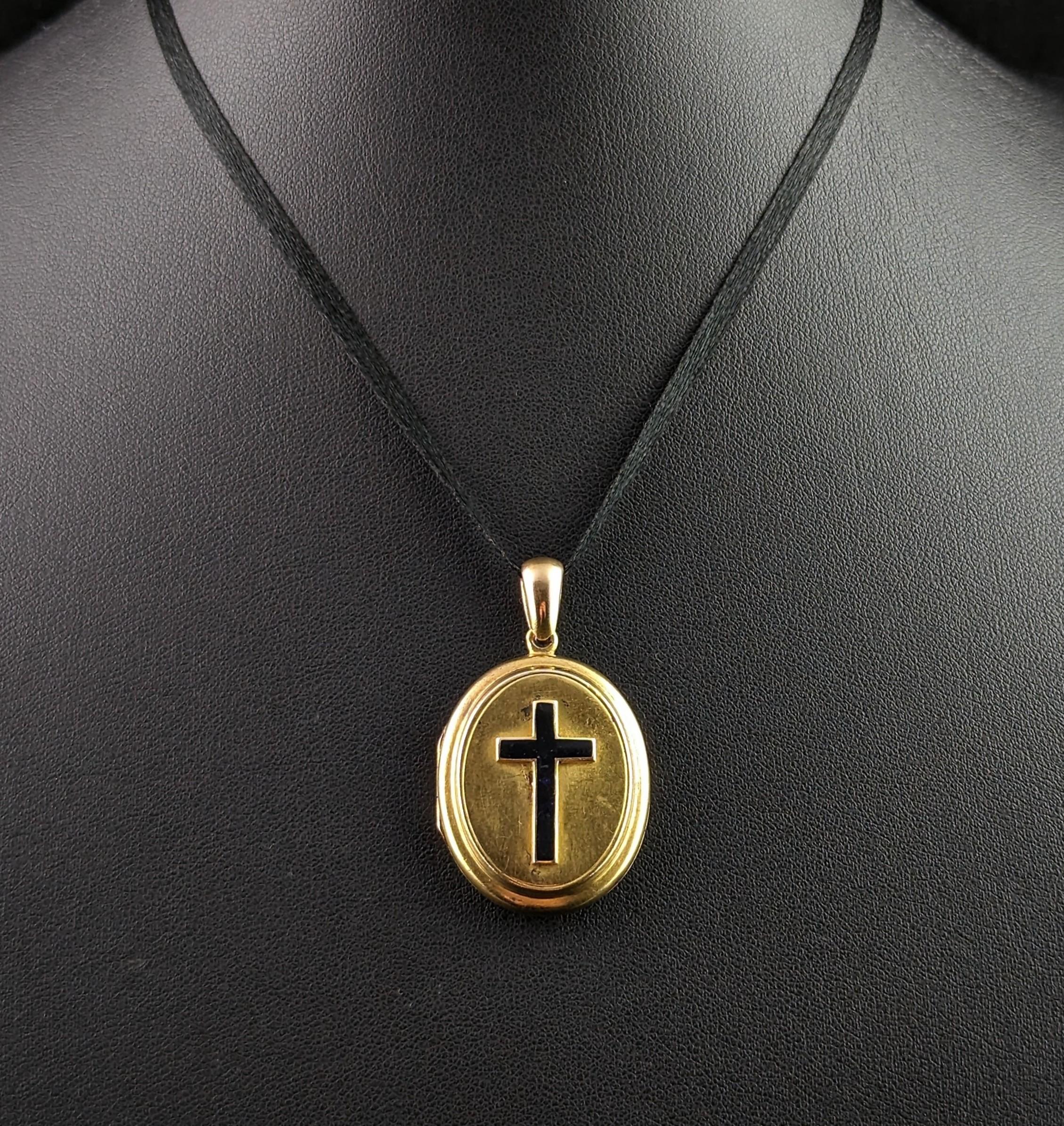 Médaillon de deuil ancien en or 18 carats, pendentif croix en émail noir en vente 6