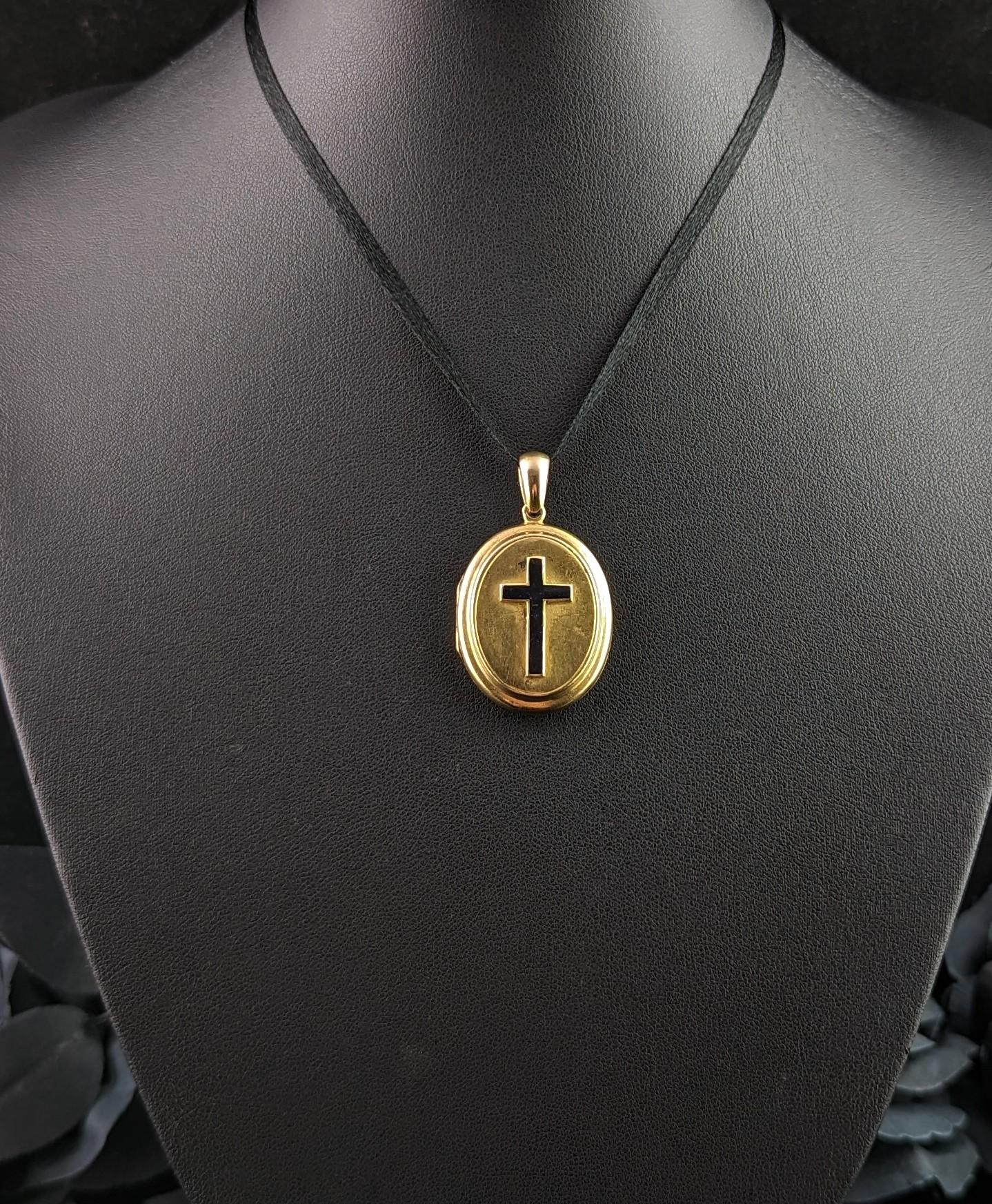 Antique 18k Gold Mourning Locket, Black Enamel Cross Pendant For Sale 8