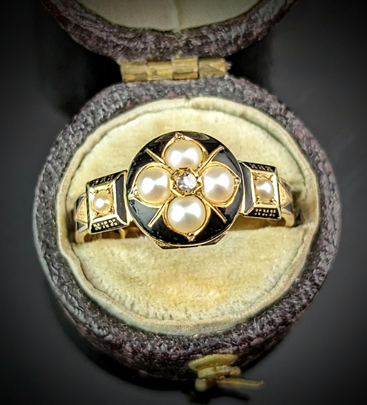 Bague ancienne en or 18k avec médaillon de deuil, émail noir, diamant et perle  en vente 4