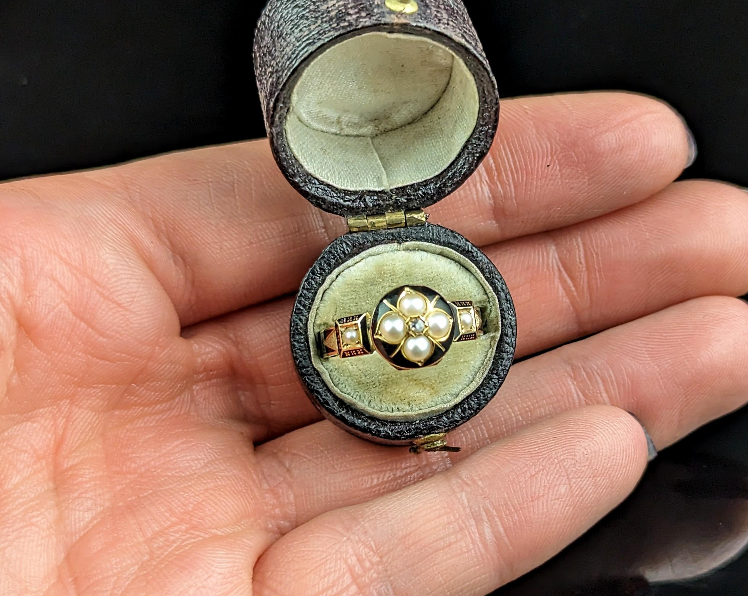 Bague ancienne en or 18k avec médaillon de deuil, émail noir, diamant et perle  en vente 5