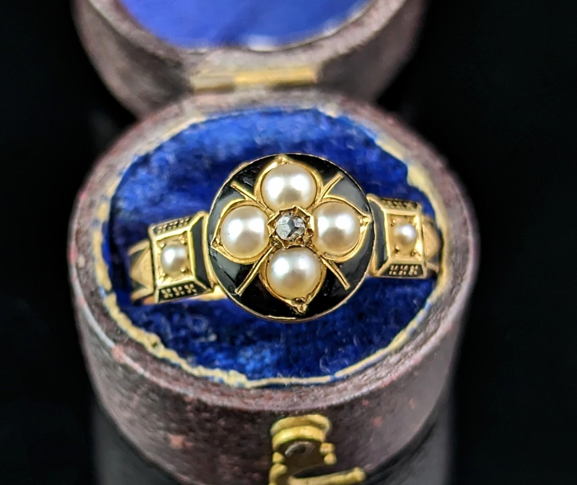 Did you ever lay eyes on such a wonderfully detailed and beautiful mourning ring.

I was so excited for this piece to arrive being a lover of mourning jewels and it does not disappoint, everything about it is a work of art.

It features a rich 18ct
