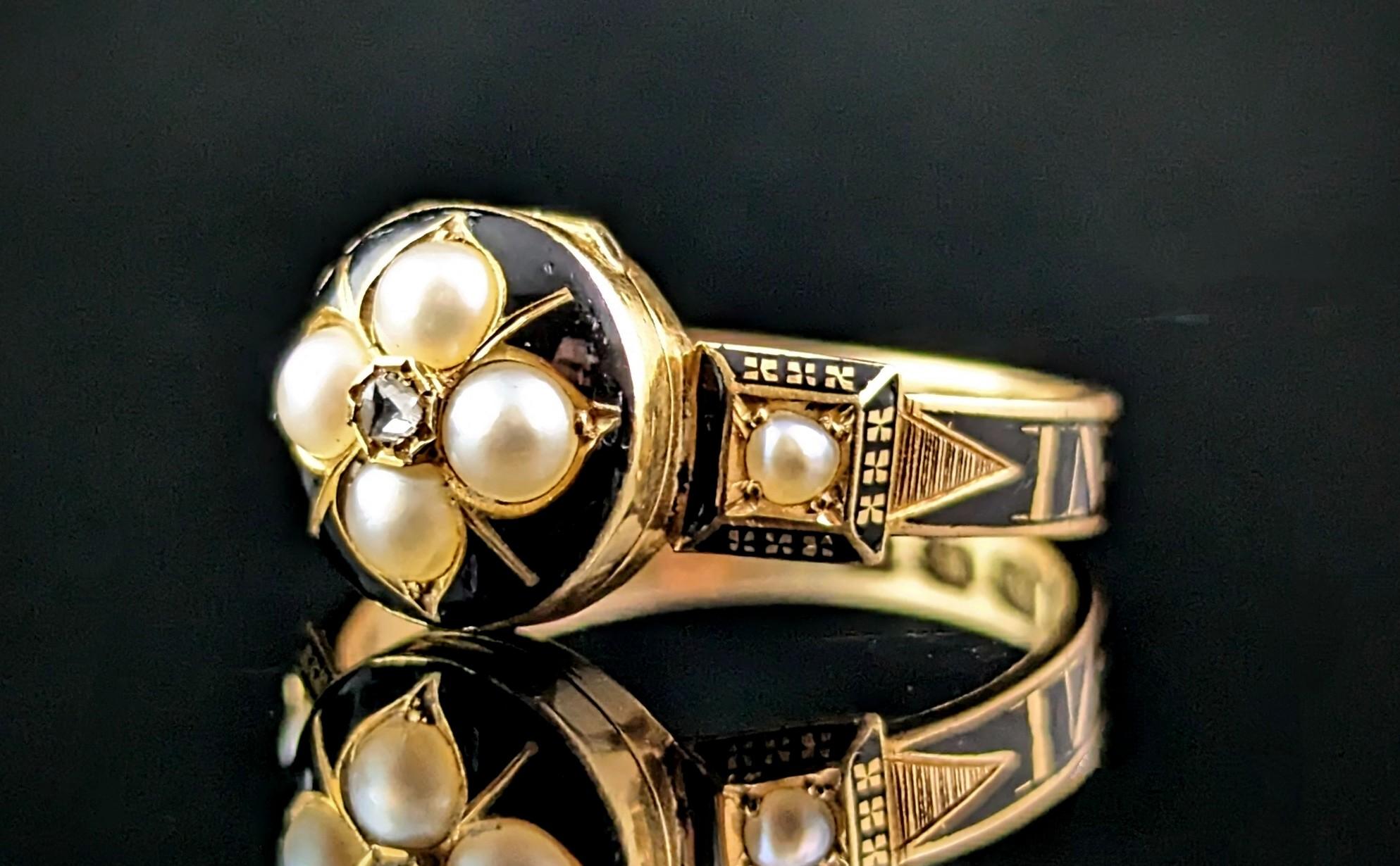 Victorien Bague ancienne en or 18k avec médaillon de deuil, émail noir, diamant et perle  en vente