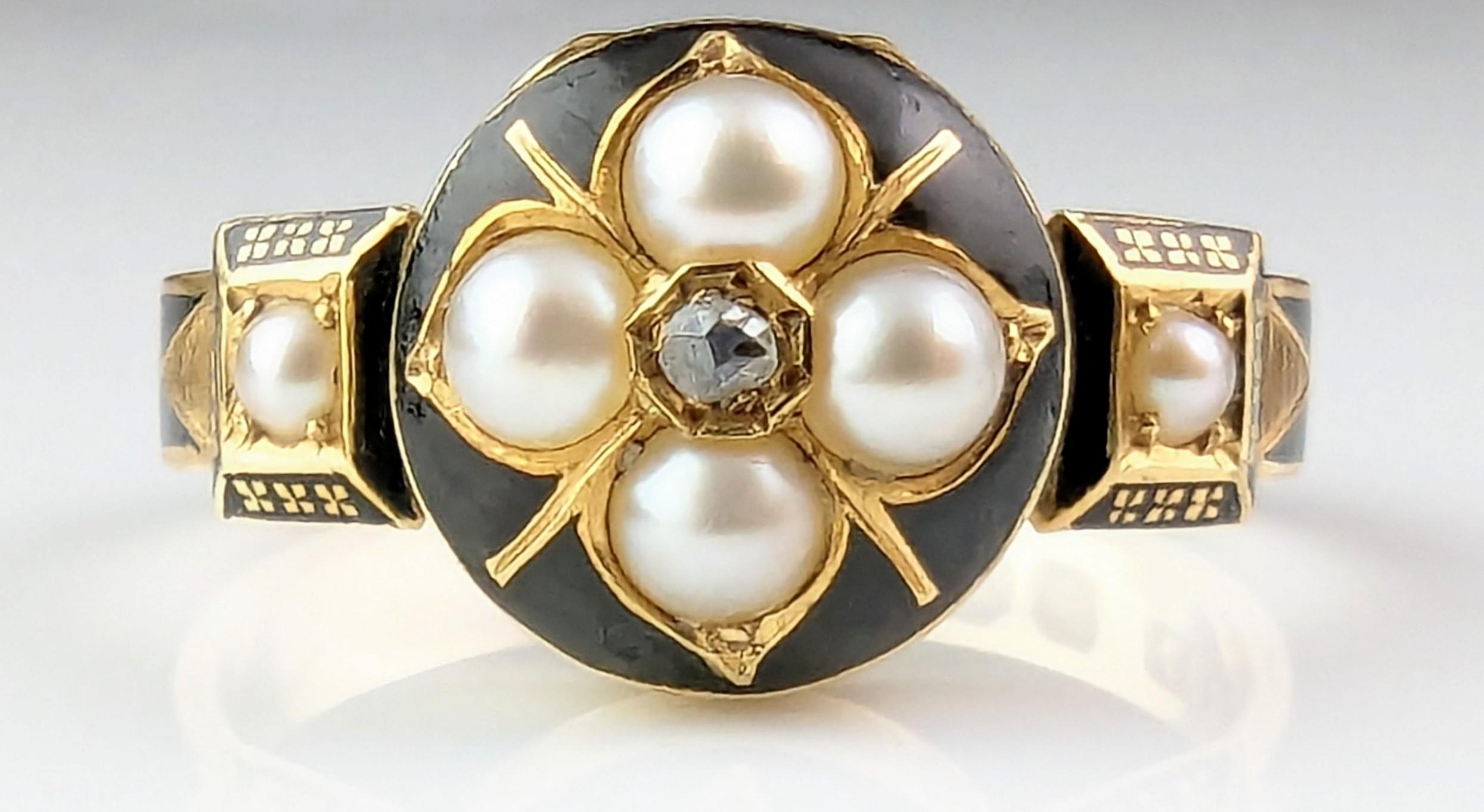 Antique 18k gold Mourning locket ring, Black enamel, Diamond and Pearl  In Good Condition For Sale In NEWARK, GB