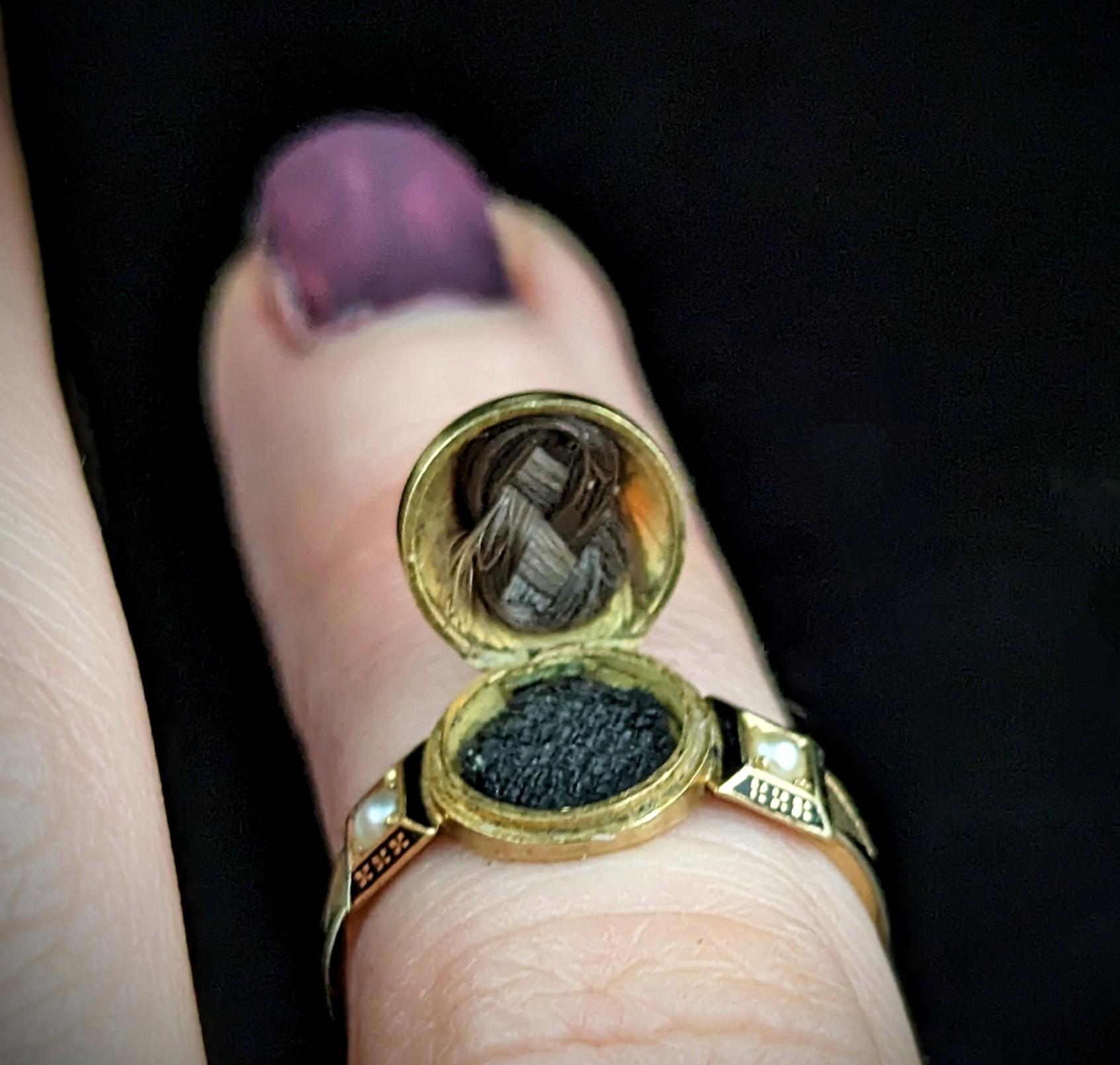 Women's or Men's Antique 18k gold Mourning locket ring, Black enamel, Diamond and Pearl  For Sale