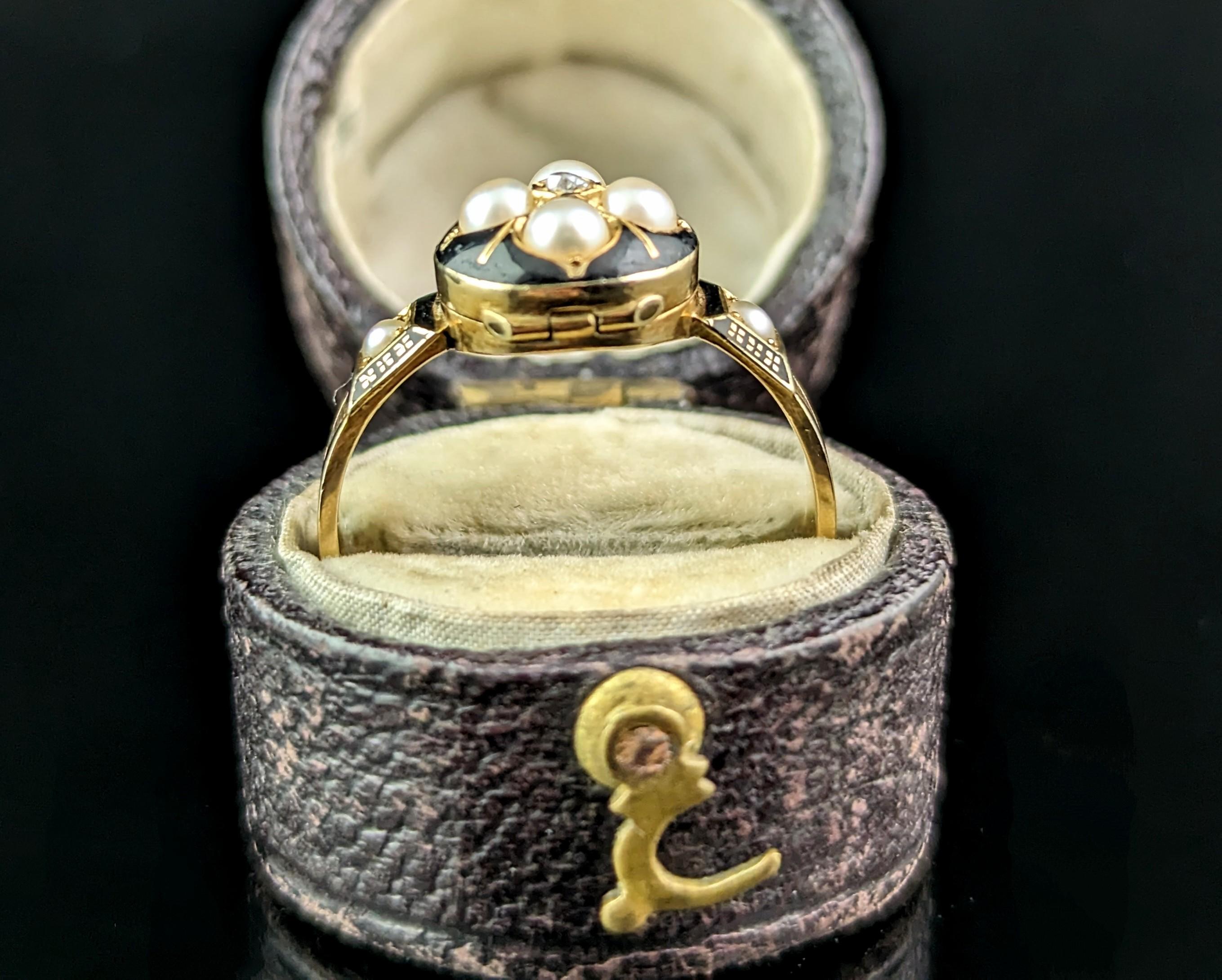 Bague ancienne en or 18k avec médaillon de deuil, émail noir, diamant et perle  en vente 3