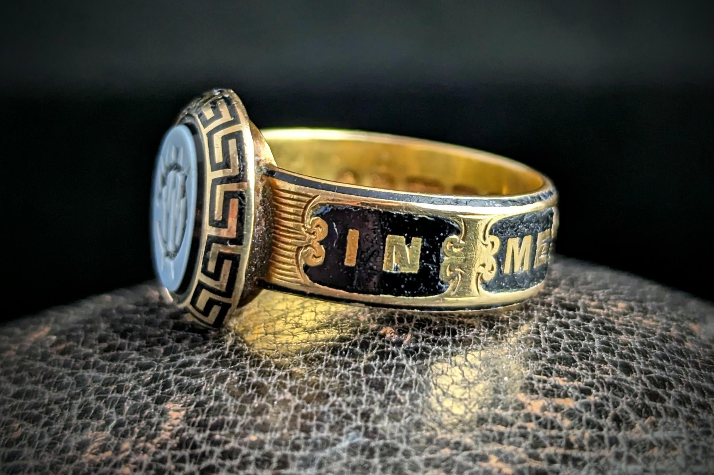 Antique 18k gold mourning ring, Black enamel, Agate, Victorian In Good Condition For Sale In NEWARK, GB