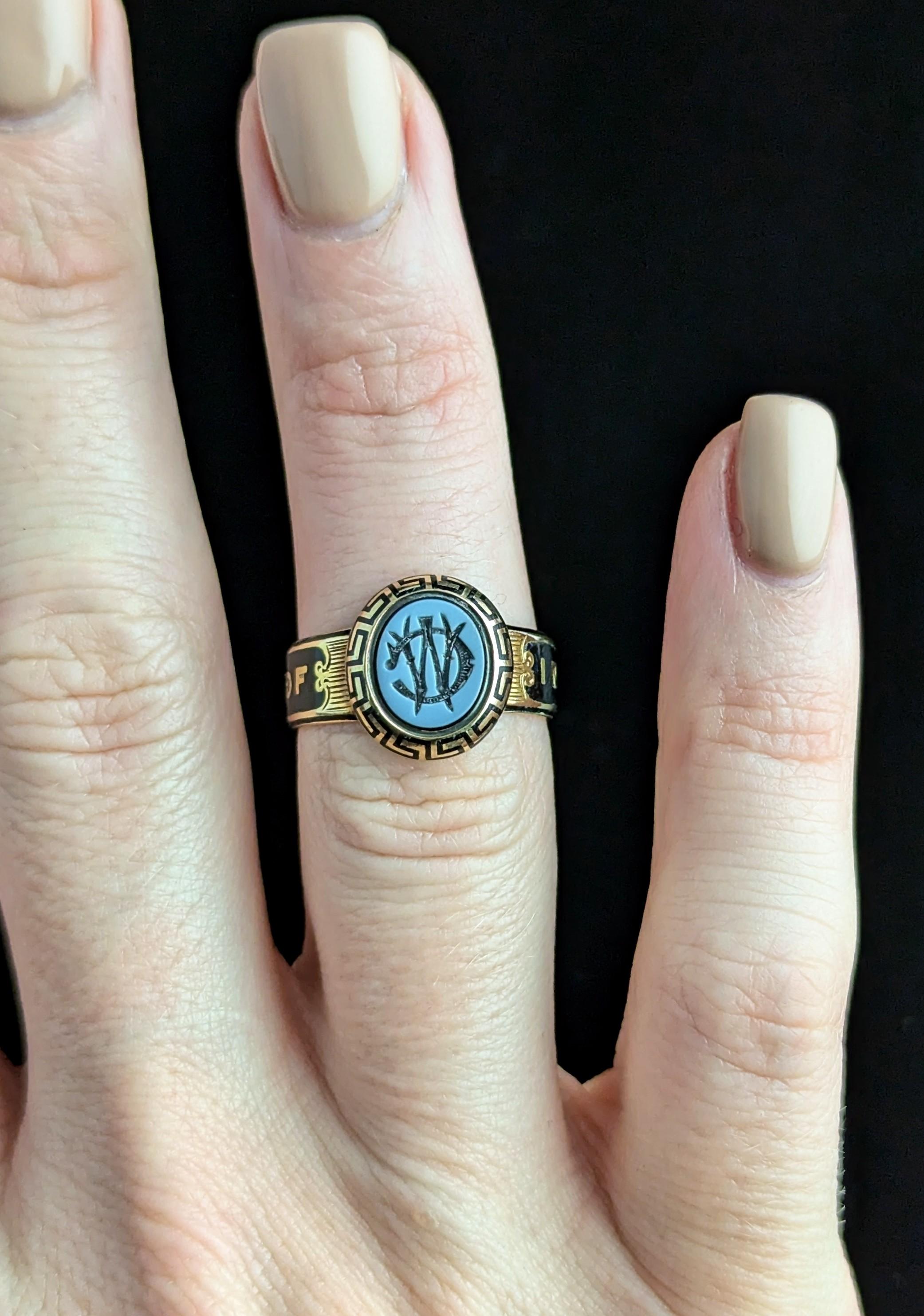Women's or Men's Antique 18k gold mourning ring, Black enamel, Agate, Victorian For Sale