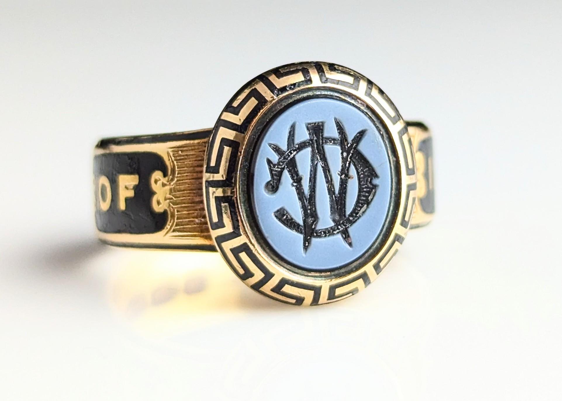 Antique 18k gold mourning ring, Black enamel, Agate, Victorian For Sale 2
