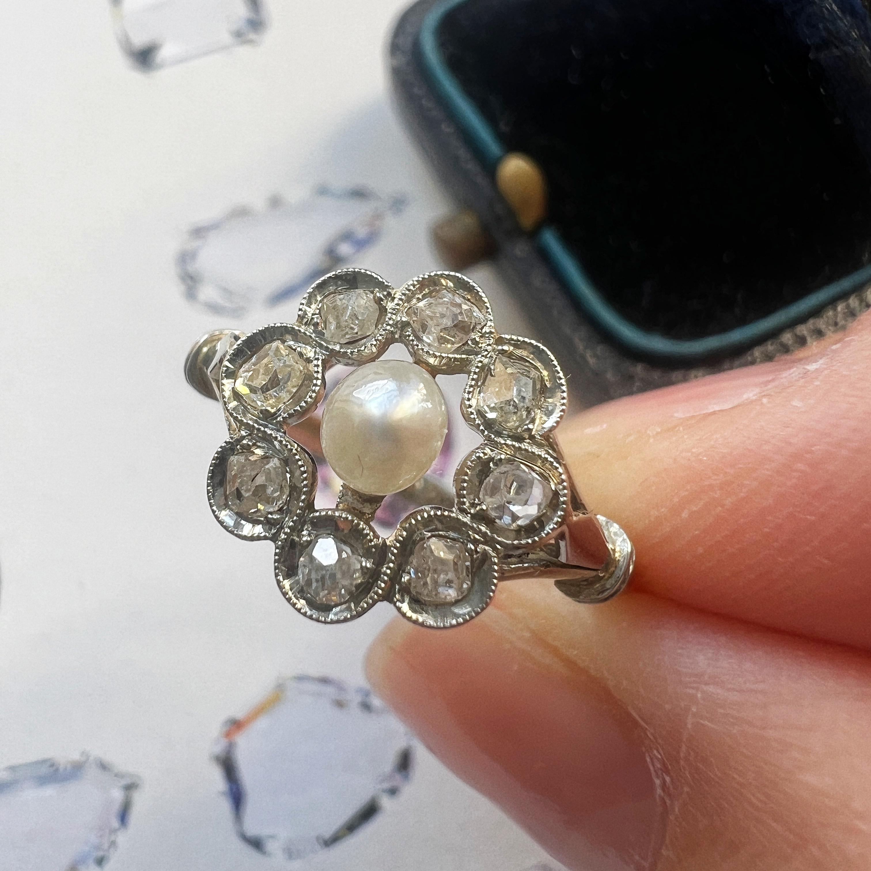 Antique 18K gold natural pearl diamond cluster ring In Good Condition For Sale In Versailles, FR