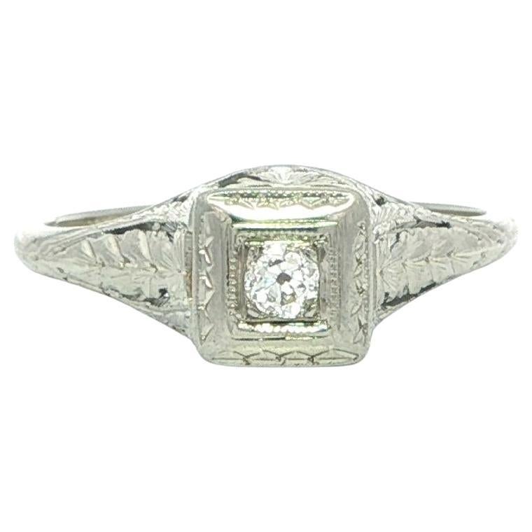 Antike 18k Gold alt Diamant Solitär zierlich graviert Verlobung Versprechen Ring im Angebot