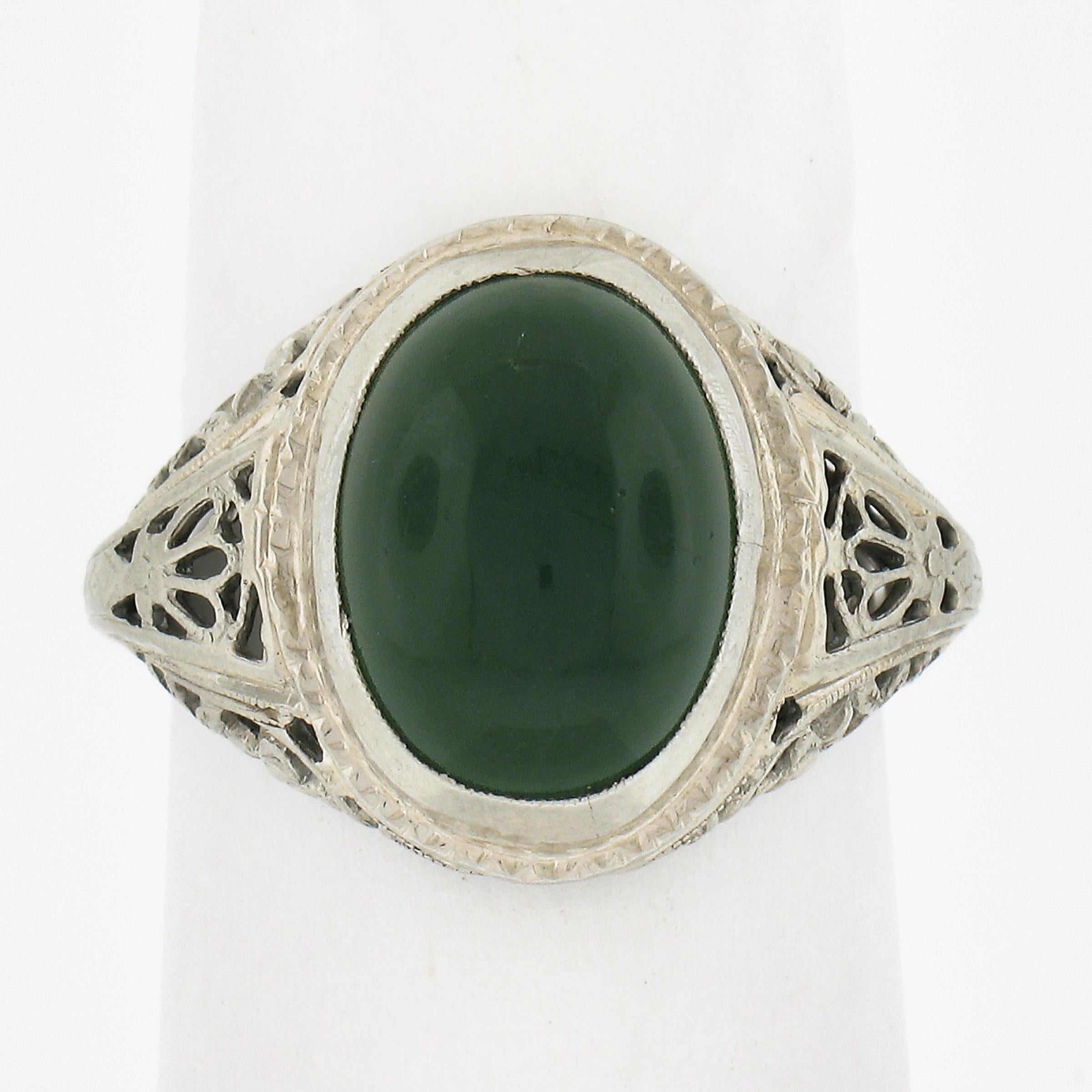 --Pierre(s) :...
(1) Chrysoprase ou Onyx vert véritable naturel - serti - couleur vert foncé - 11.7x8.5mm (approx.)

MATERIAL : Or blanc massif 18K
Poids : 3,88 grammes
Taille de la bague : 5.5 (ajustée sur un doigt. Nous pouvons tailler cette bague