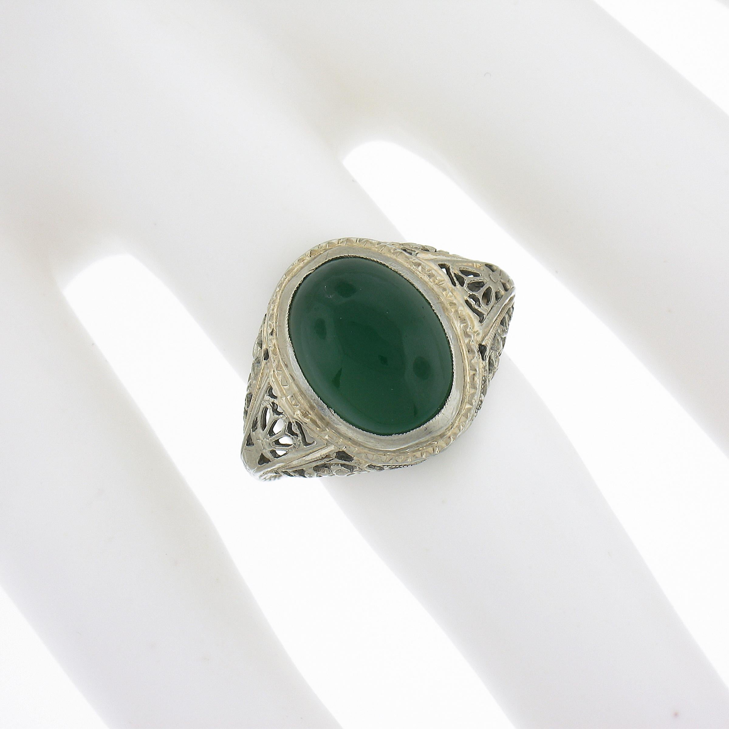Antique 18K Gold Oval Cabochon Cut Onyx or Chrysoprase Solitaire Filigree Ring In Excellent Condition For Sale In Montclair, NJ