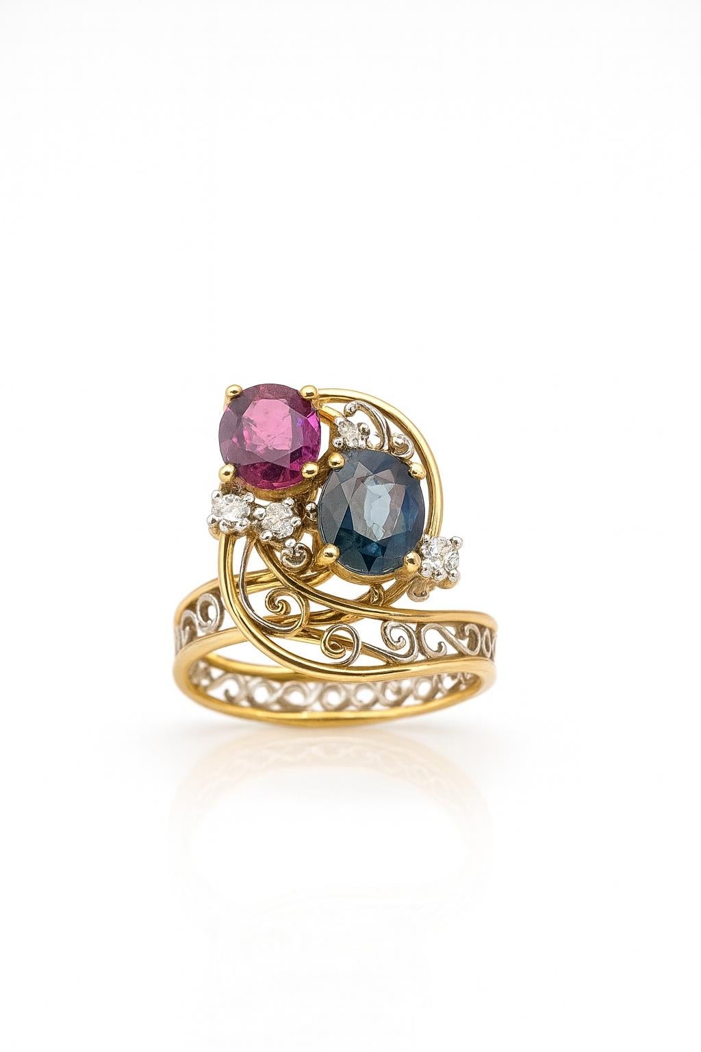 Bague ancienne en or 18K avec rubis, saphir et diamants en vente 4