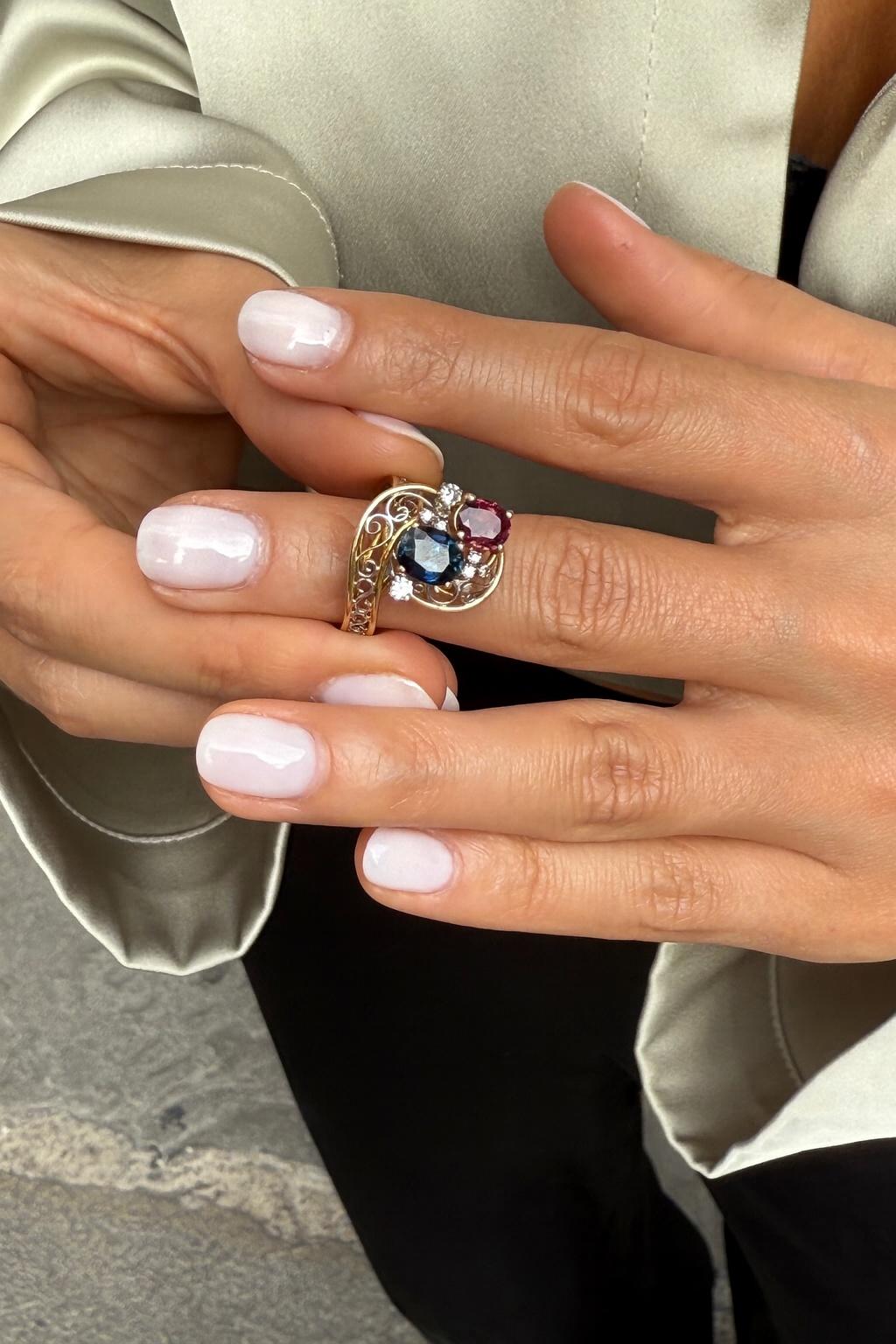 Artisan Bague ancienne en or 18K avec rubis, saphir et diamants en vente