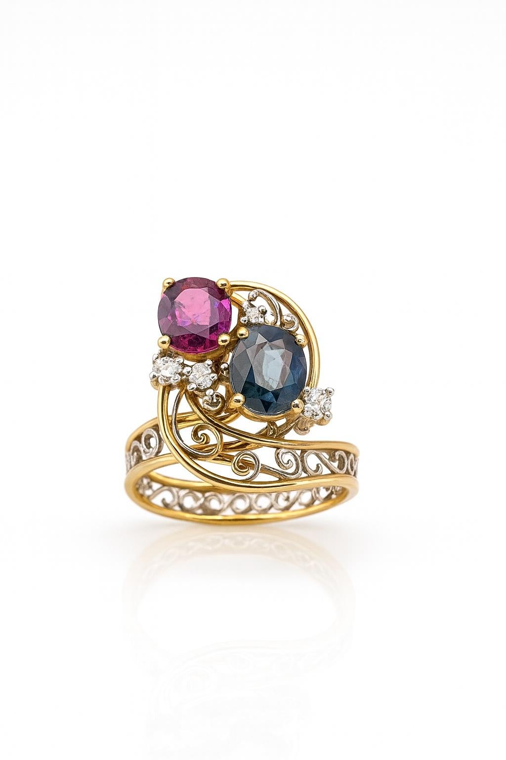 Oval Cut Bague ancienne en or 18K avec rubis, saphir et diamants en vente