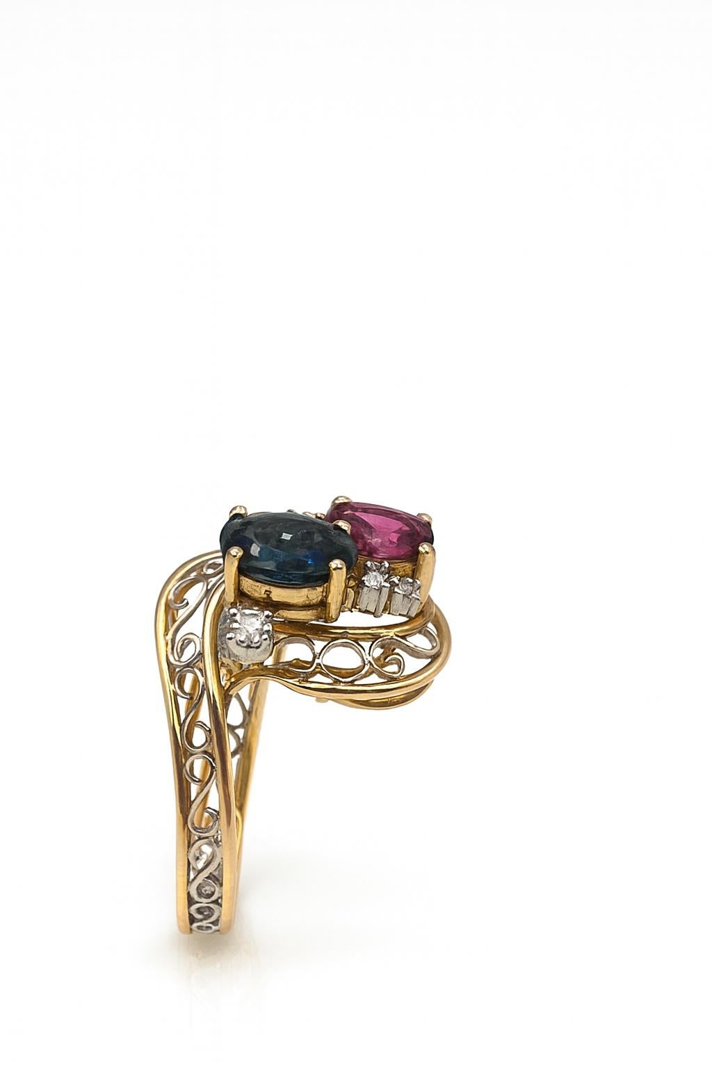 Bague ancienne en or 18K avec rubis, saphir et diamants Excellent état - En vente à Firenze, FI