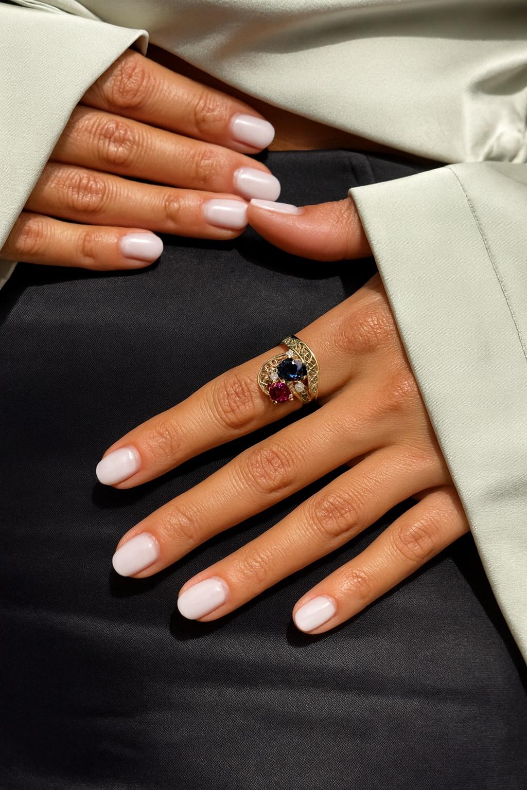 Bague ancienne en or 18K avec rubis, saphir et diamants en vente 1