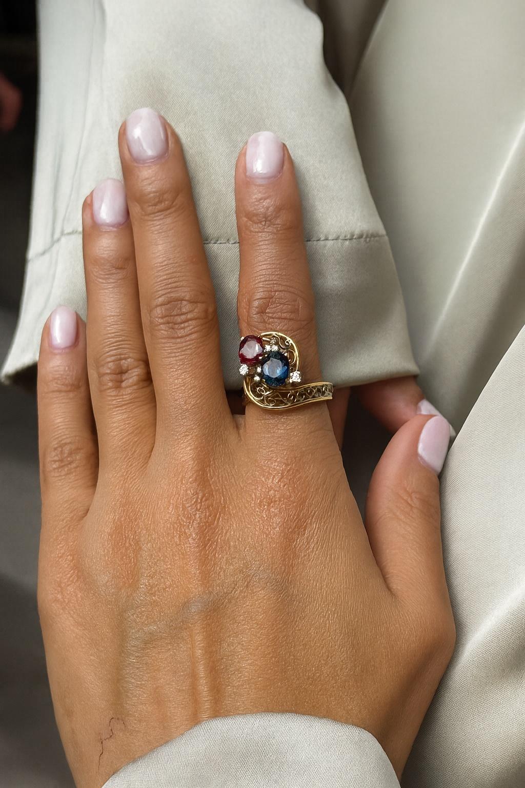 Bague ancienne en or 18K avec rubis, saphir et diamants en vente 2