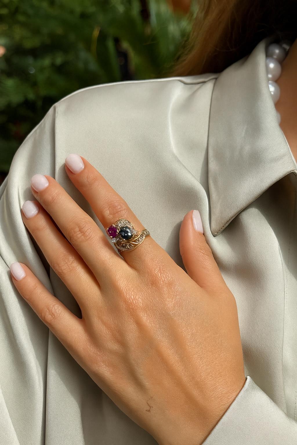 Bague ancienne en or 18K avec rubis, saphir et diamants en vente 3