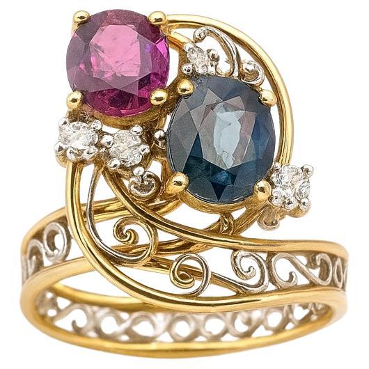 Bague ancienne en or 18K avec rubis, saphir et diamants en vente