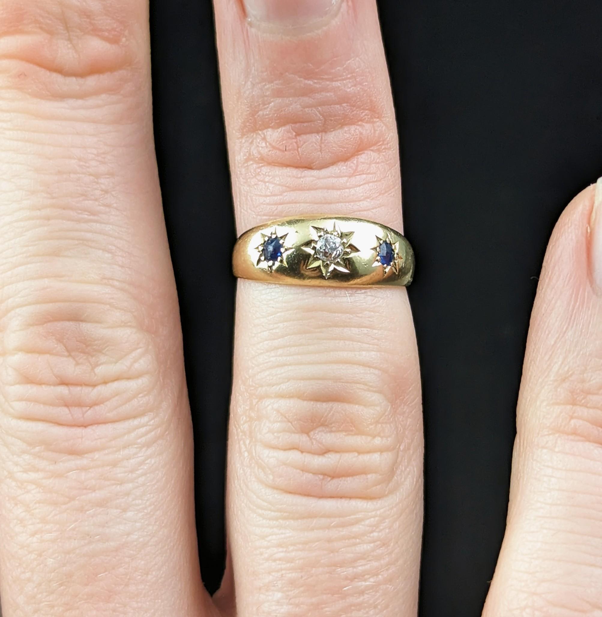 Antiker Ring aus 18 Karat Gold mit Saphiren und Diamanten in Sternfassung  (Rundschliff) im Angebot
