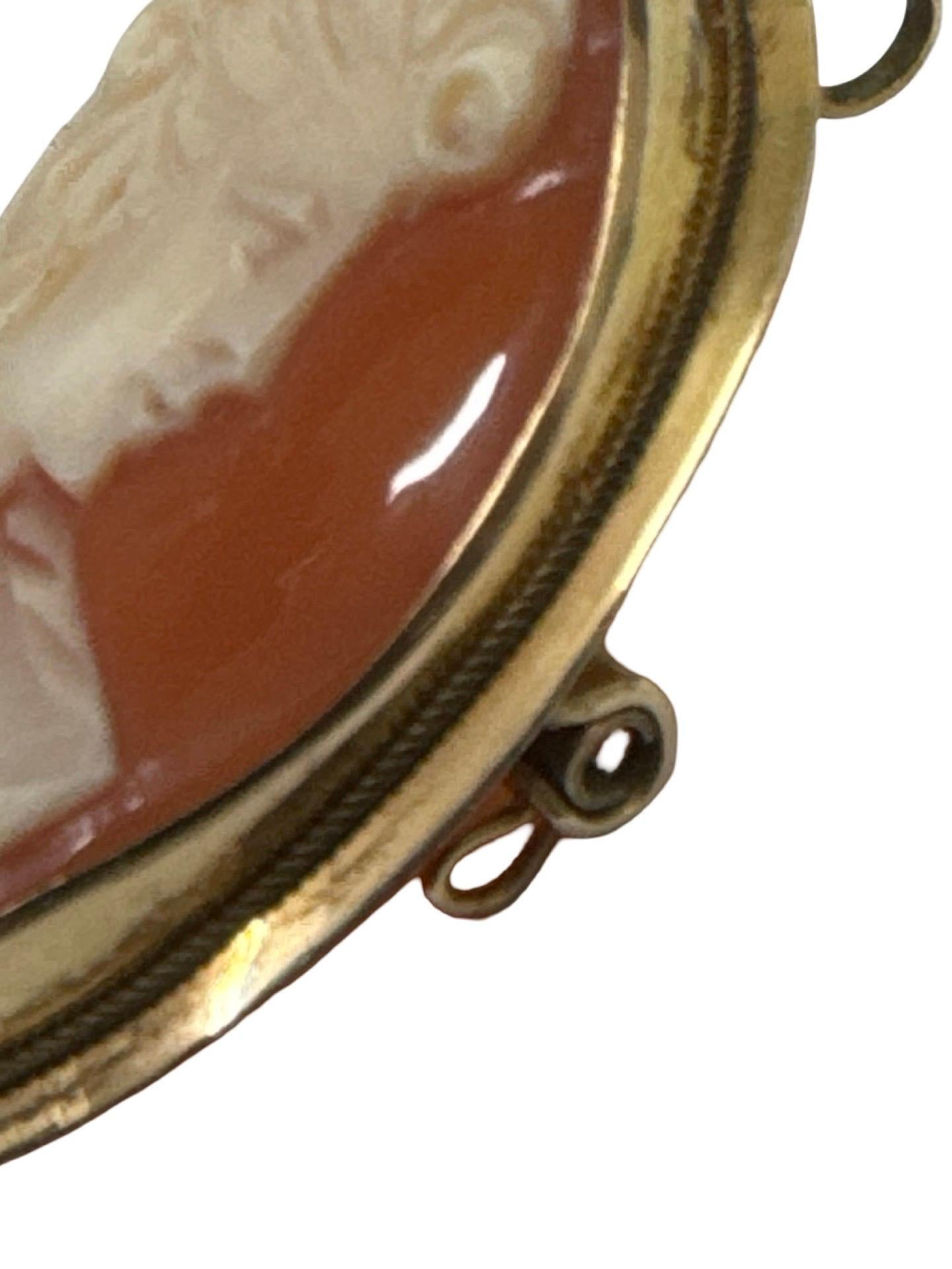 Antiguo Colgante Broche Camafeo de Concha de Oro de 18K con Borde de Cuerda y Colgantes Dobles en Excelente estado para la venta en Miami, FL