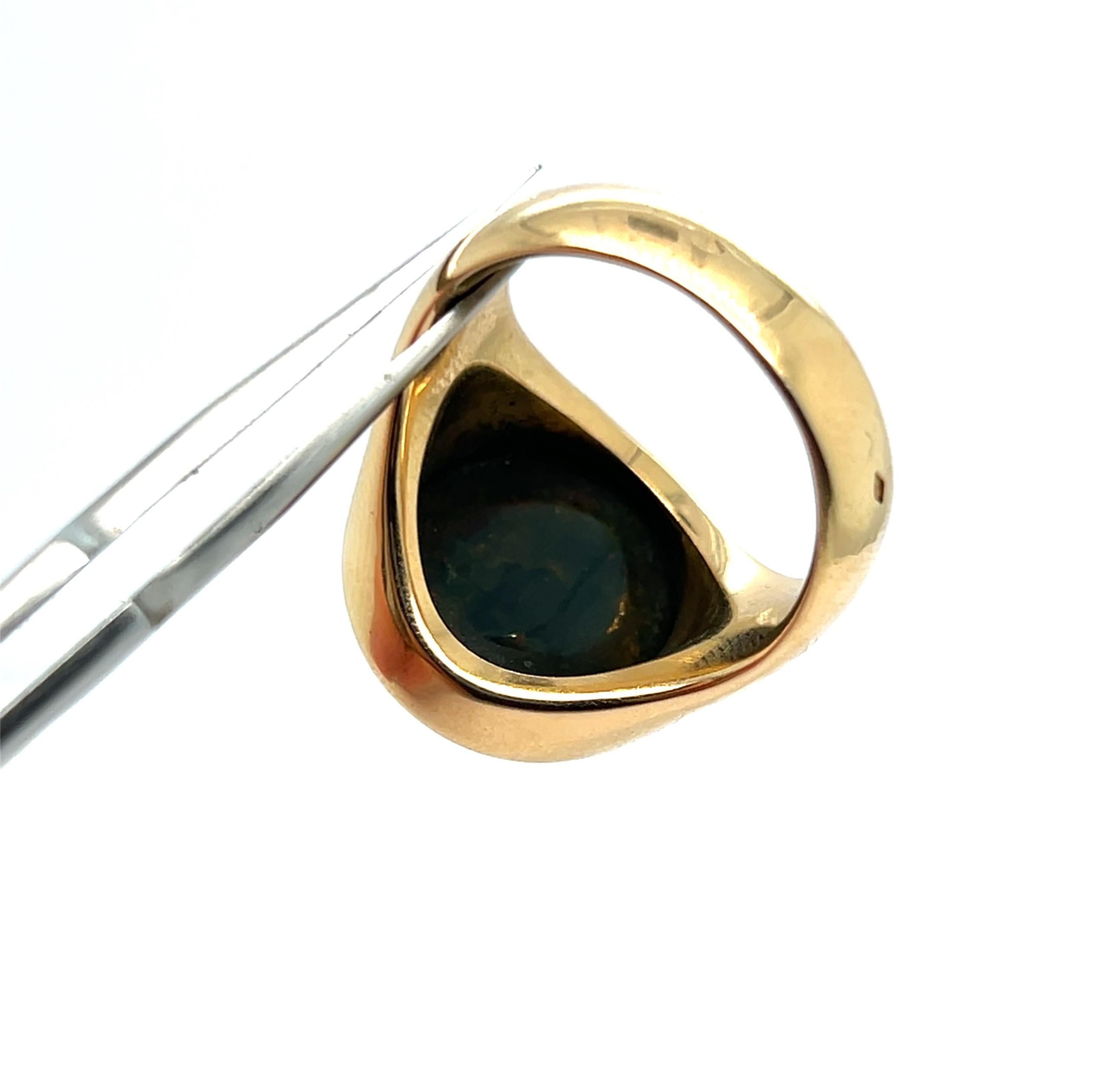 Art déco Bague de chevalière ancienne en or 18K avec intaille en pierre de sang en vente