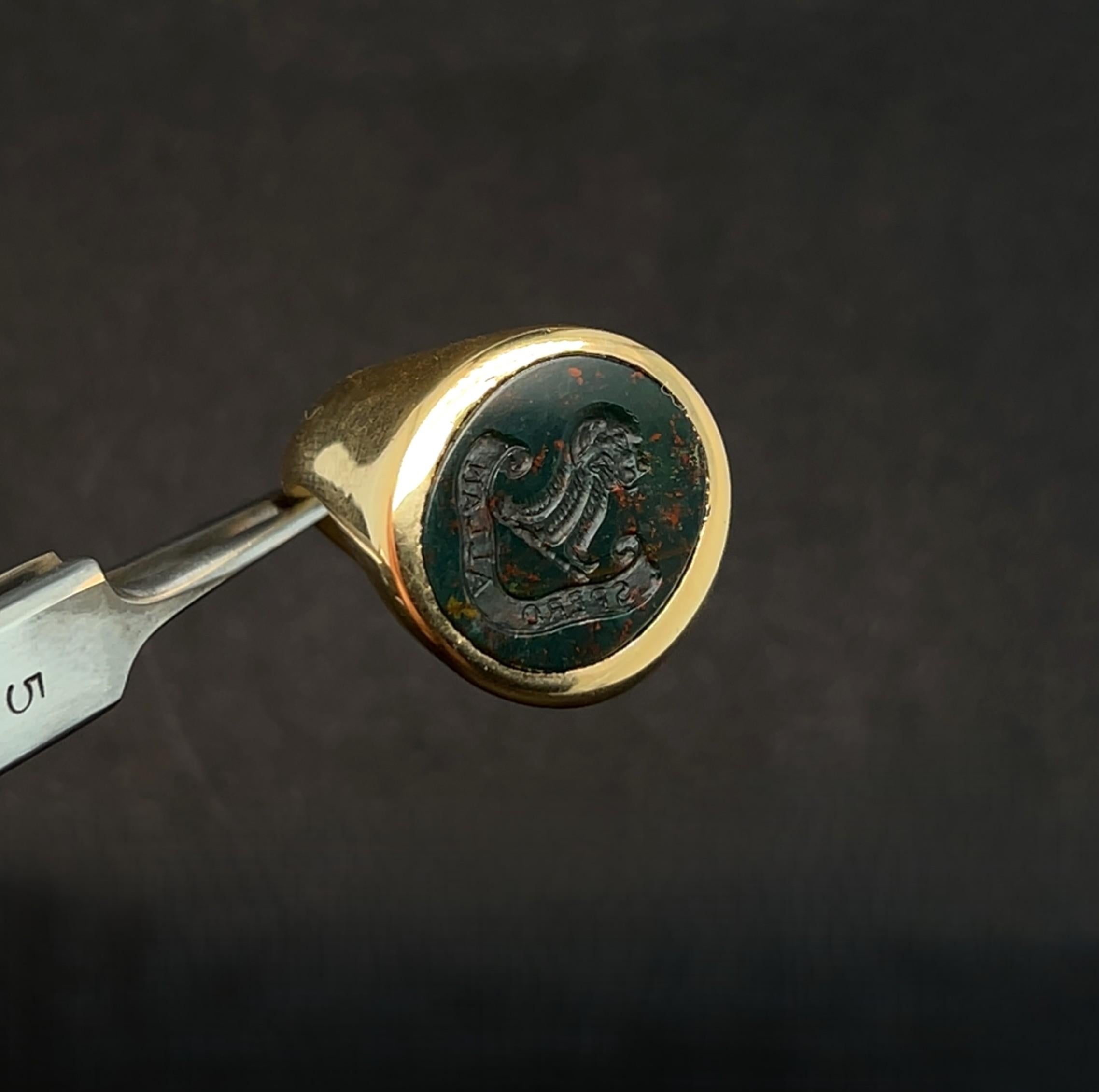 Bague de chevalière ancienne en or 18K avec intaille en pierre de sang Excellent état - En vente à Vannes, FR