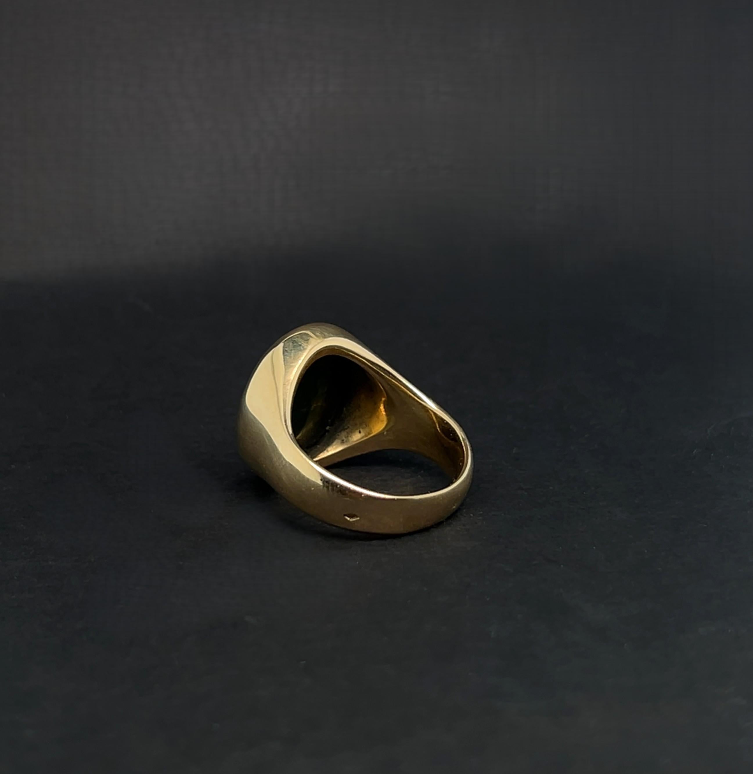 Bague de chevalière ancienne en or 18K avec intaille en pierre de sang en vente 1