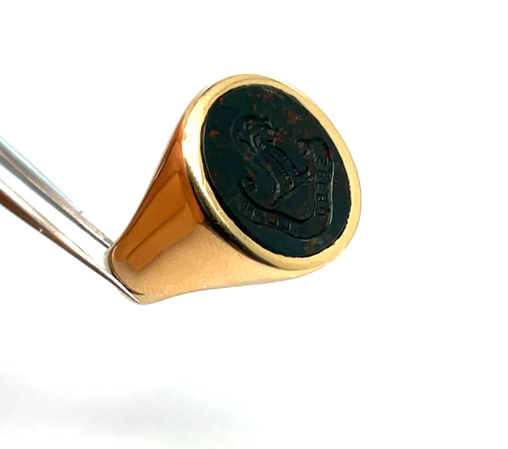 Bague de chevalière ancienne en or 18K avec intaille en pierre de sang en vente 2
