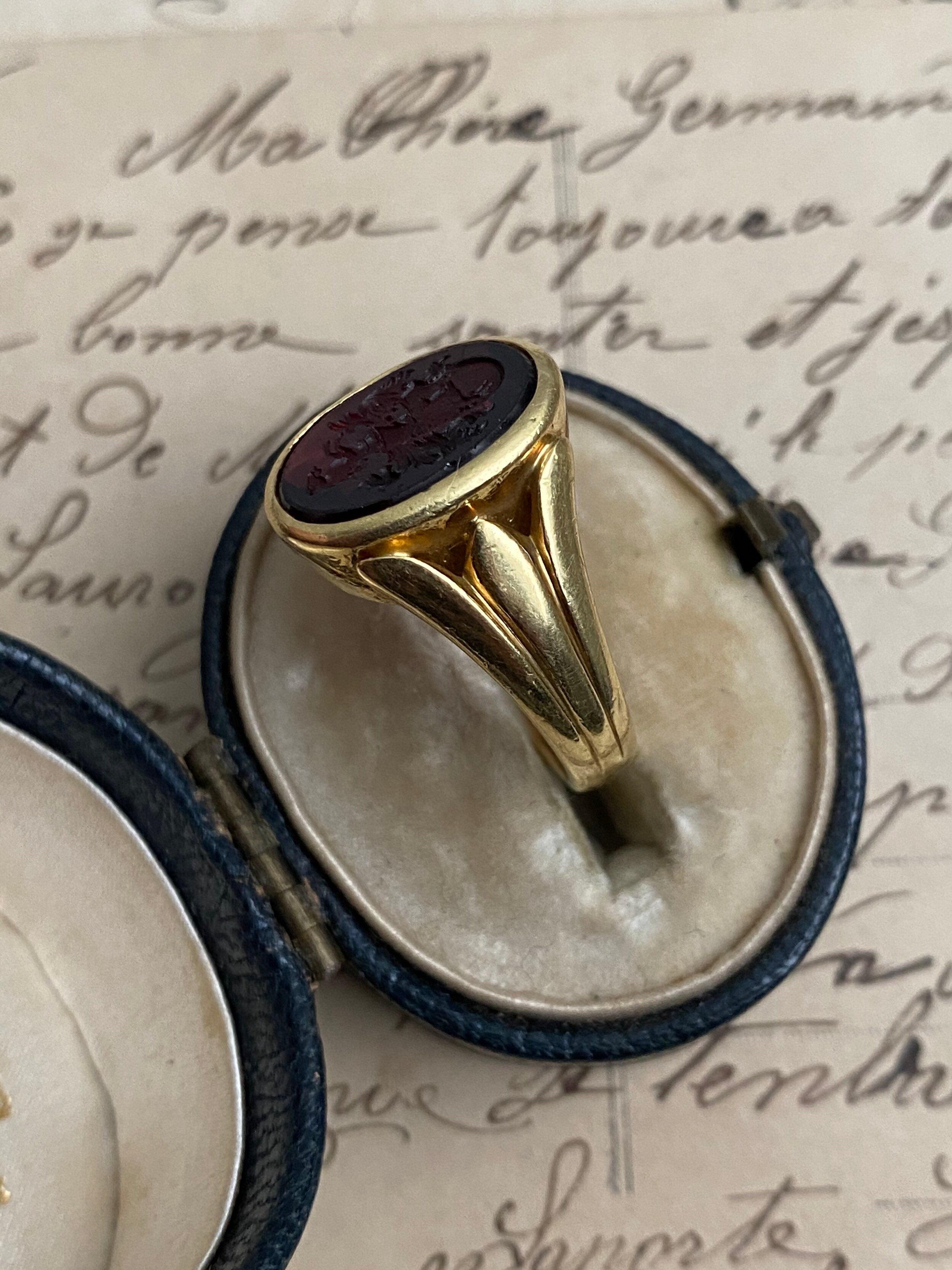 Taille ovale Bague signet ancienne en or 18 carats avec intaille en grenat représentant un cheval en vente