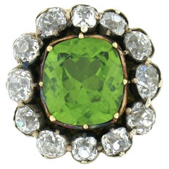 Bague ancienne en or 18 carats et argent avec péridot coussin certifié GIA et halo de diamants taille vieille mine