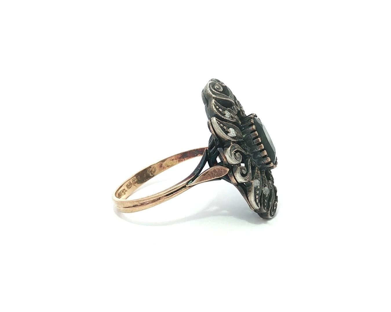 Bague ancienne en or et argent 18k, saphir ovale et diamants roses, long rouleau ouvert en vente 5