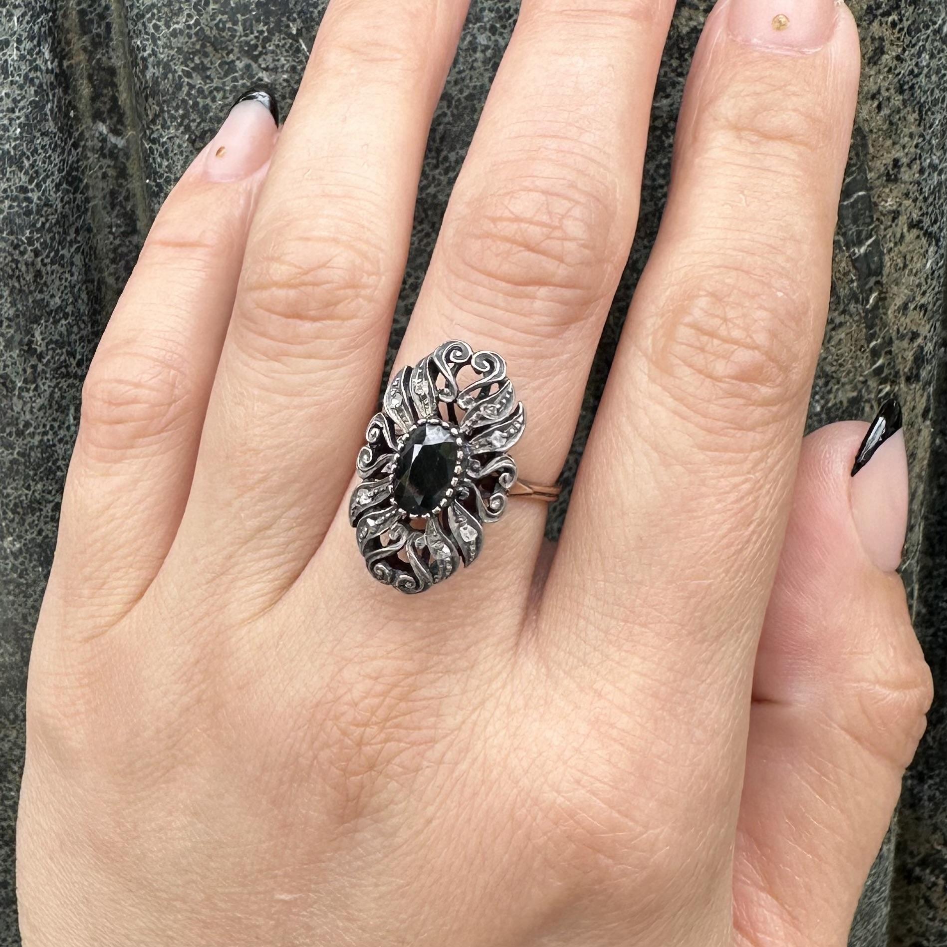 Bague ancienne en or et argent 18k, saphir ovale et diamants roses, long rouleau ouvert en vente 7