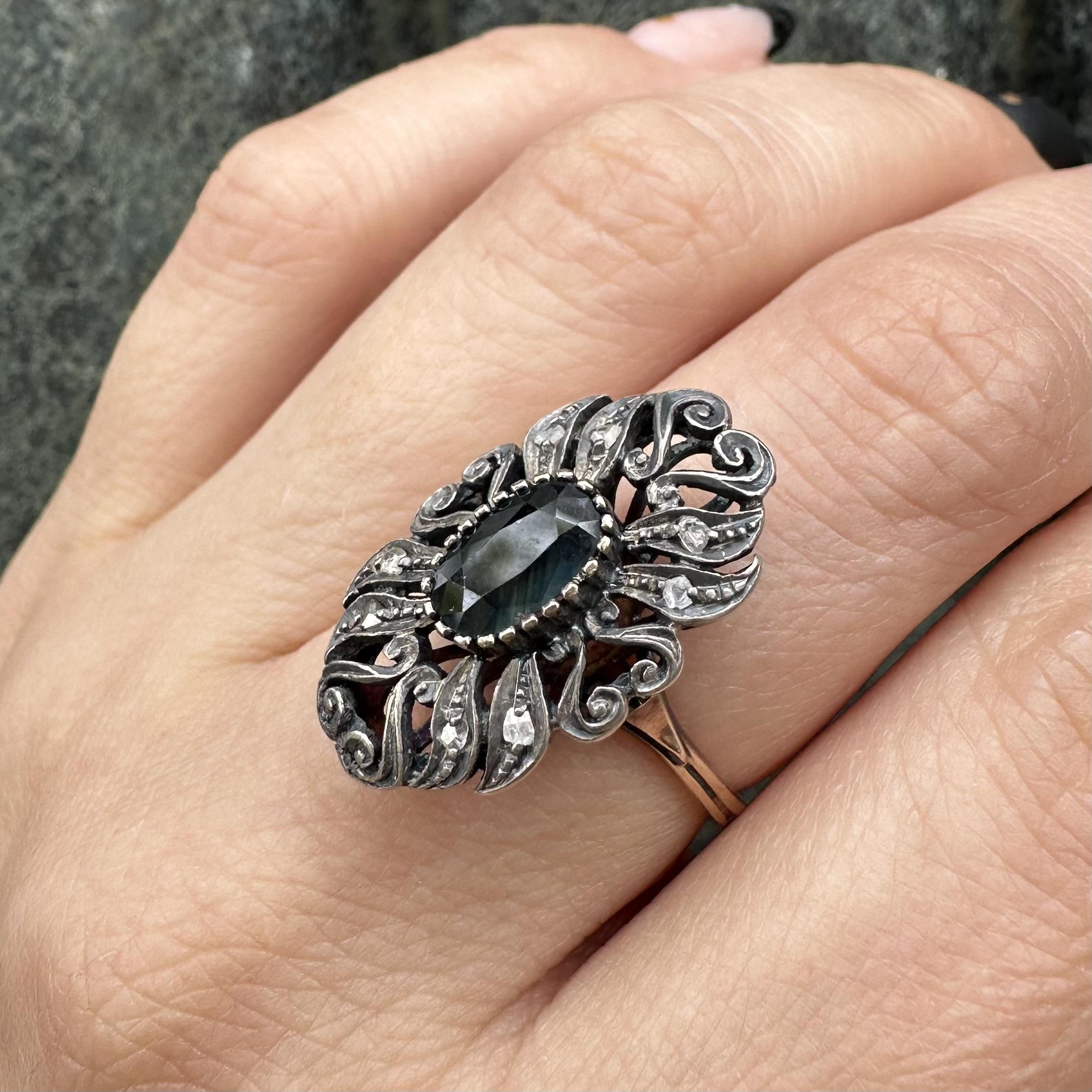 Bague ancienne en or et argent 18k, saphir ovale et diamants roses, long rouleau ouvert en vente 8