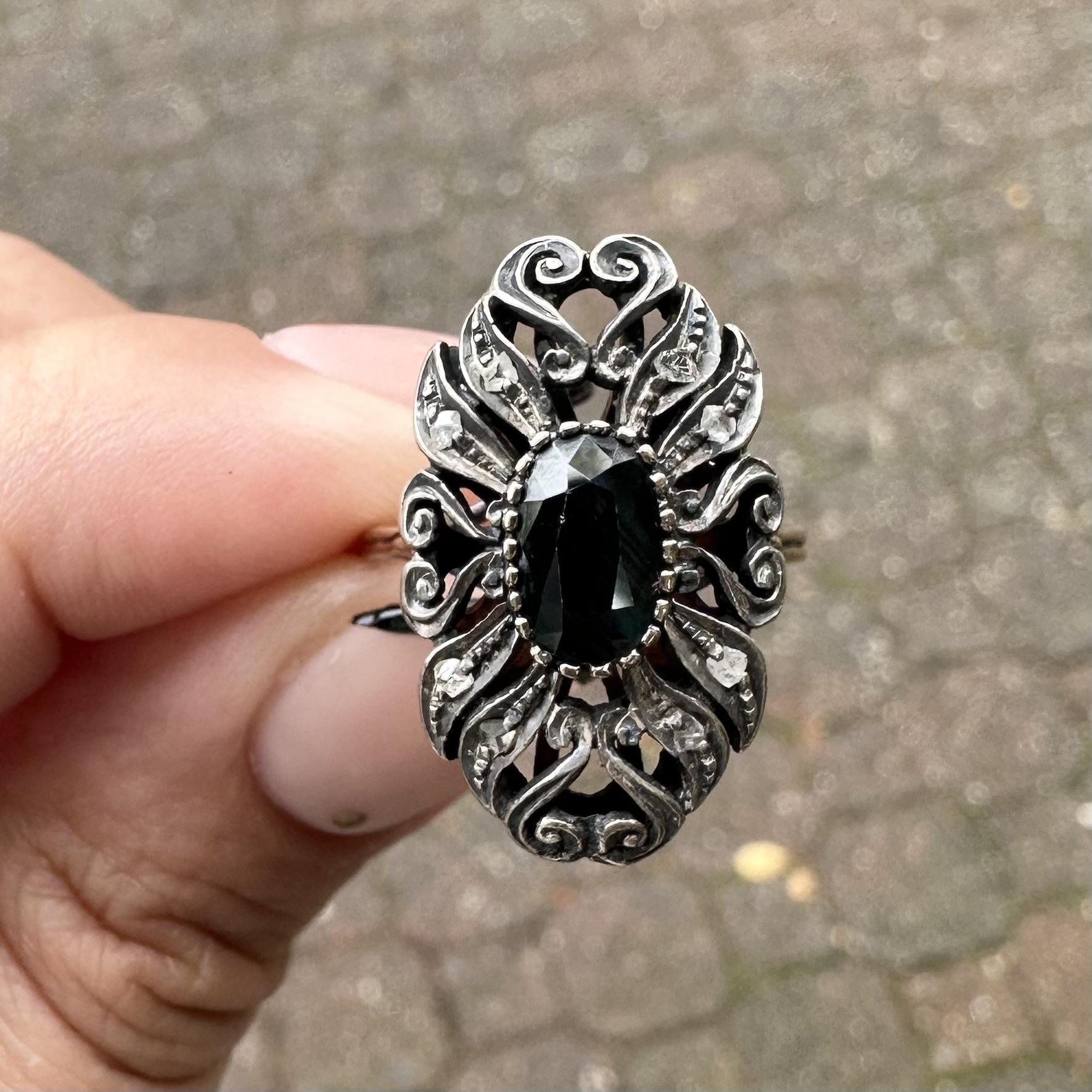 Bague ancienne en or et argent 18k, saphir ovale et diamants roses, long rouleau ouvert en vente 9