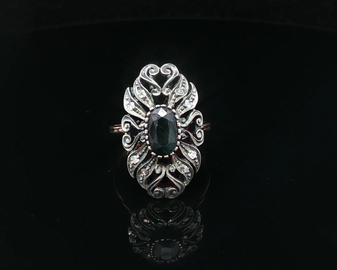 --Pierre(s) :...
(1) Saphir véritable naturel - taille ancienne ovale Brilliante - serti multi-broches - couleur bleu verdâtre profond - 8.4x5.4mm (approx.)
(8) Diamants véritables naturels - taille rose - sertis en pavé

MATERIAL : Or jaune 18k