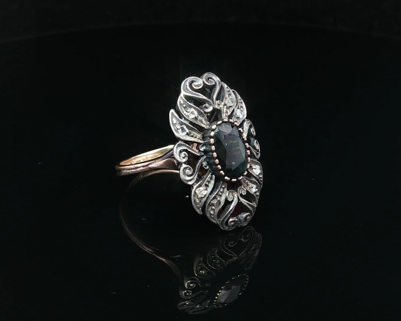 Taille brillant Bague ancienne en or et argent 18k, saphir ovale et diamants roses, long rouleau ouvert en vente
