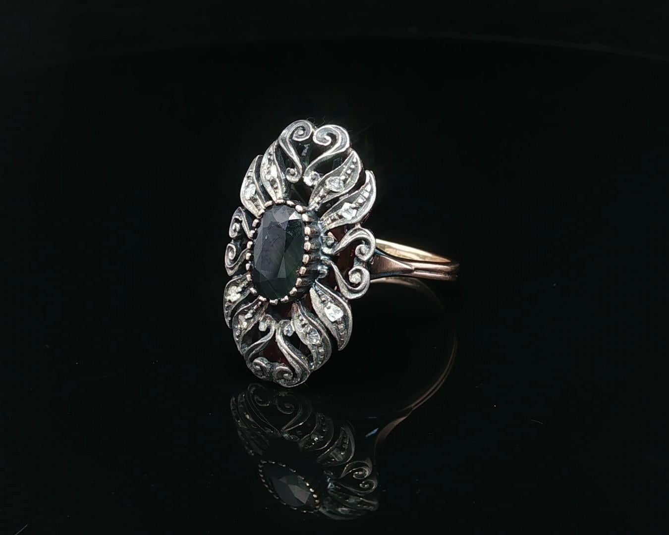 Bague ancienne en or et argent 18k, saphir ovale et diamants roses, long rouleau ouvert Bon état - En vente à Montclair, NJ