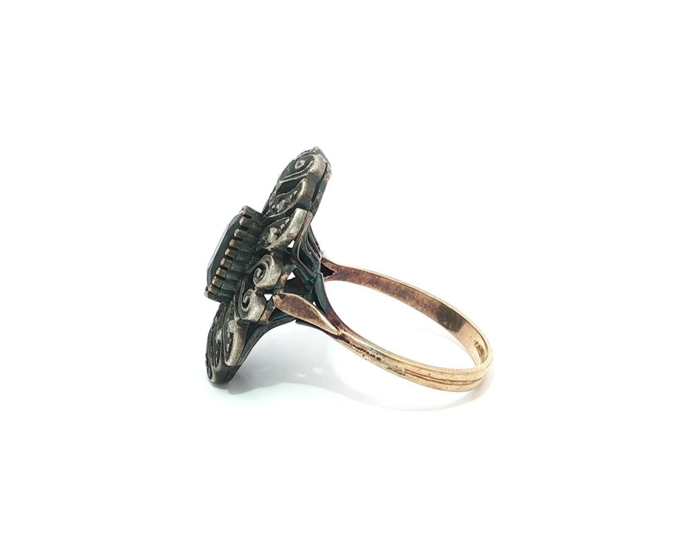 Bague ancienne en or et argent 18k, saphir ovale et diamants roses, long rouleau ouvert en vente 1