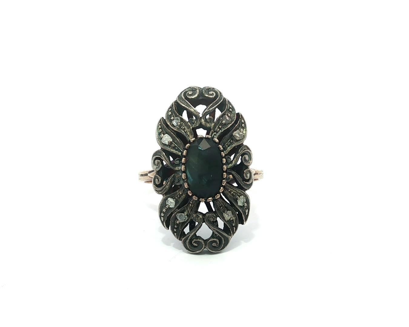 Bague ancienne en or et argent 18k, saphir ovale et diamants roses, long rouleau ouvert en vente 3