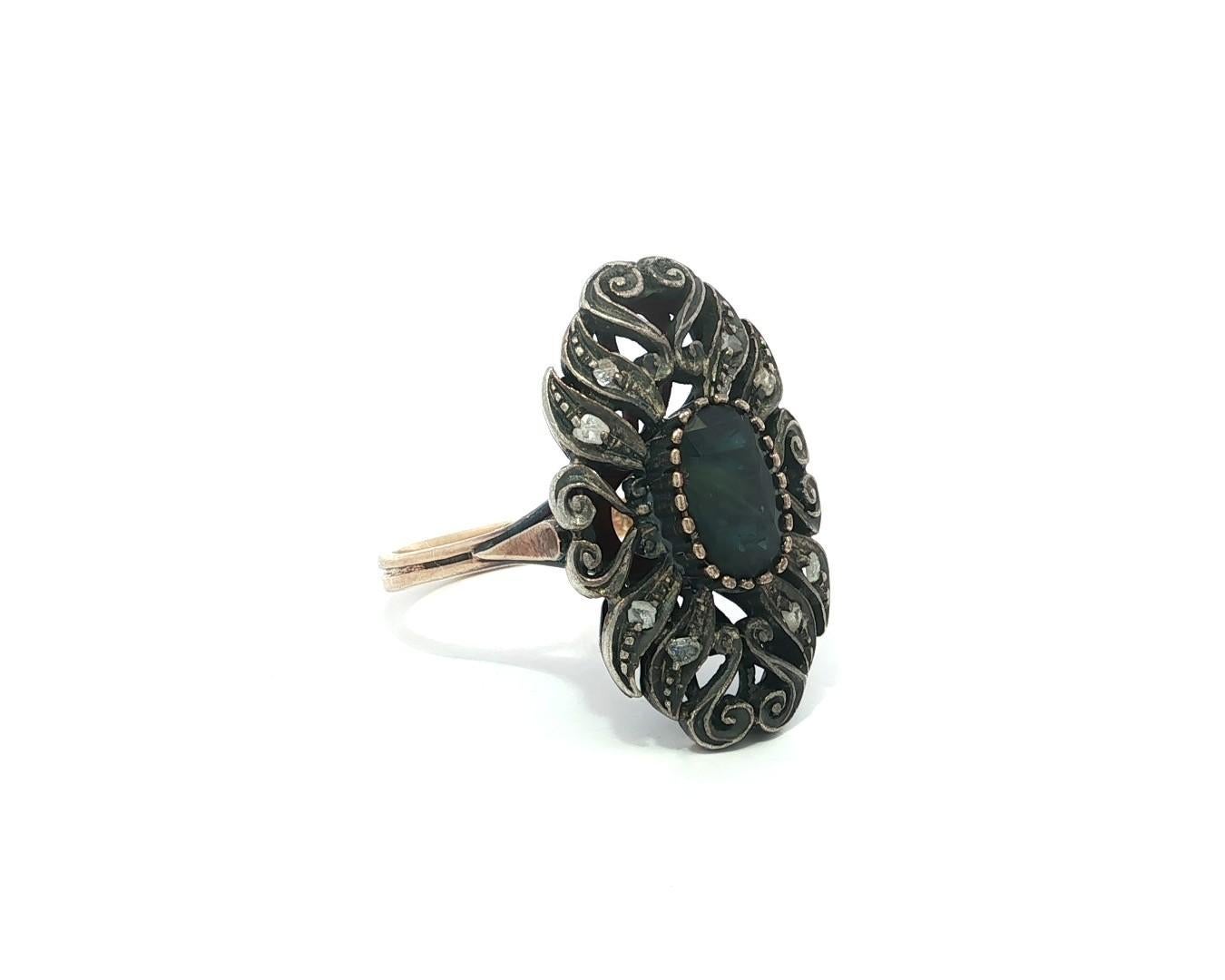 Bague ancienne en or et argent 18k, saphir ovale et diamants roses, long rouleau ouvert en vente 4