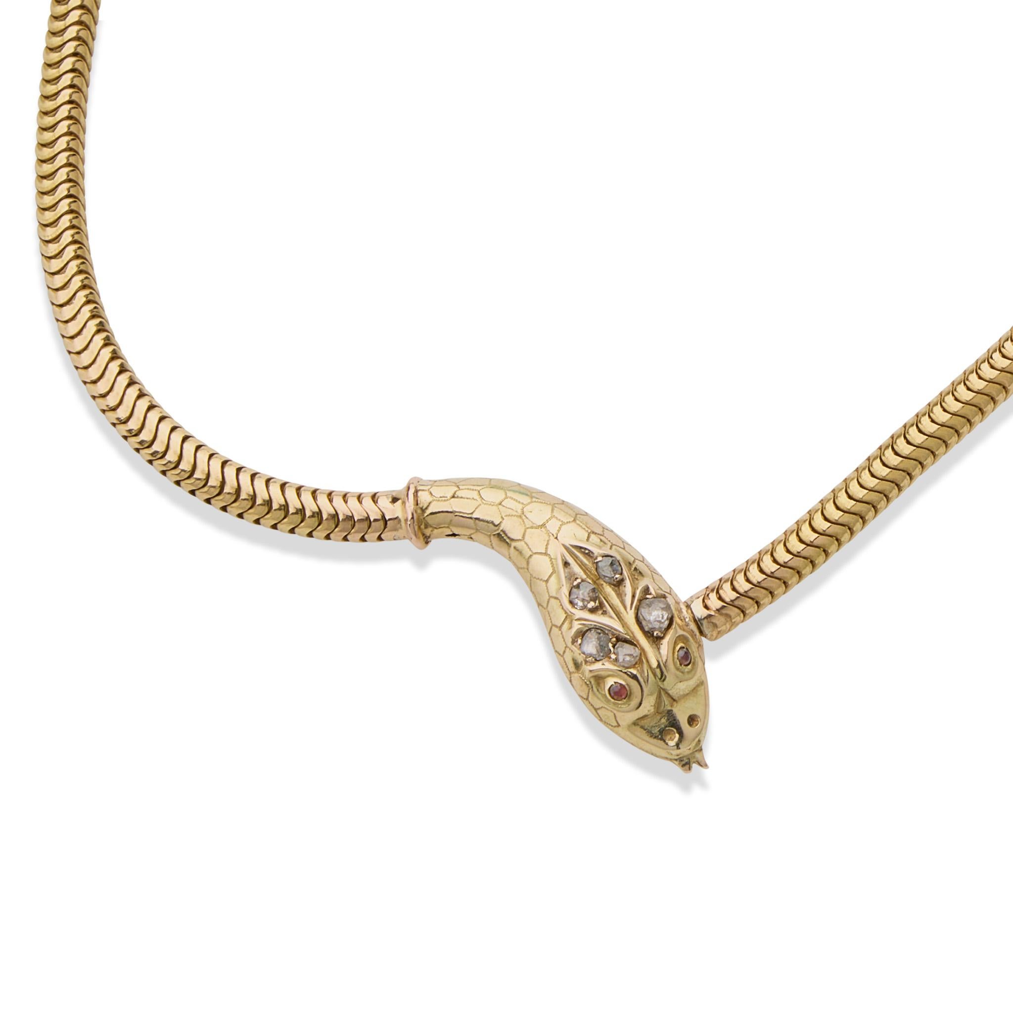 Risalente alla metà del periodo vittoriano, questa collana a forma di serpente è composta da oro 18 carati e diamanti. Divorando la sua stessa coda, la testa del serpente, cesellata e incisa con accenti di diamanti taglio rosa e occhi di rubino, è