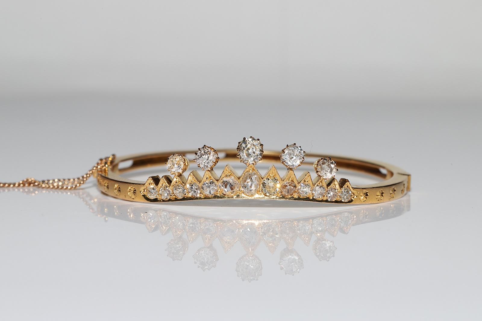 In sehr gutem Zustand.
Gesamtgewicht 17,6 Gramm.
Insgesamt ist der Diamant etwa 3 ct.
Säure getestet, um 18k echtes Gold zu sein.
Der Diamant hat die Farbe H-I-J-K-L-M-N-P-Yellow  Farbe und S1-S2-S3-Pique1.
Die Box ist nicht enthalten.
Bitte