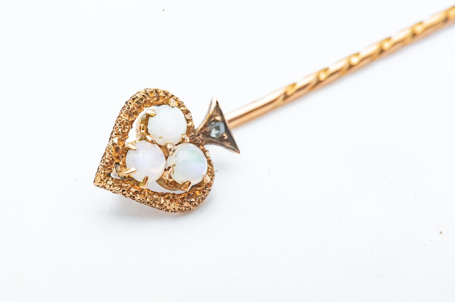 Discover the retro charm and timeless elegance of this antique brooch in 18-carat Rose Gold, magnificently adorned with three round-cut opals. With its distinctive Spade shape and delicately brushed Rose Gold around the edges, this brooch is a truly